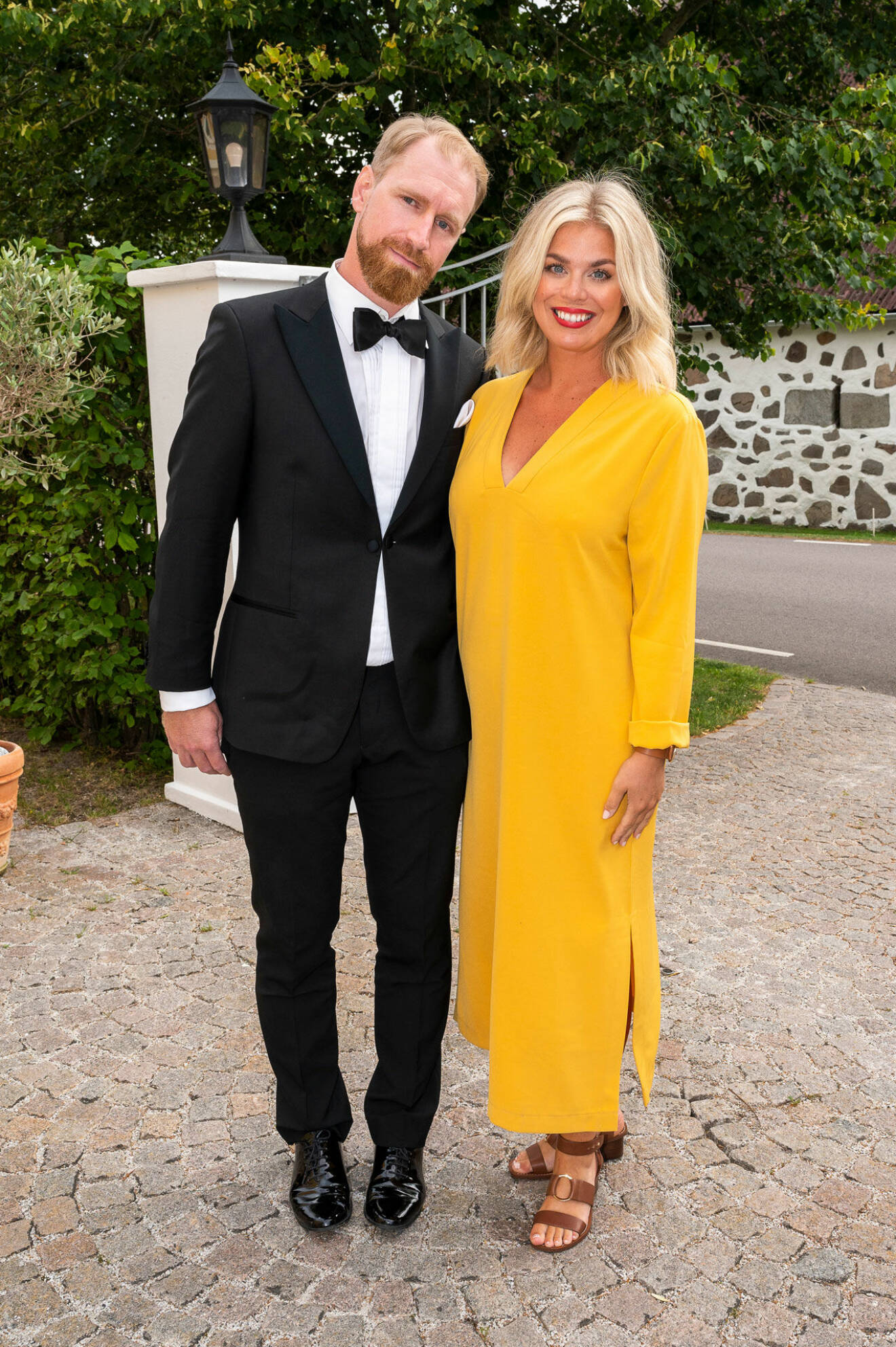 Filip Vitalison med makan Lisa Berggren i somrig gul klänning.