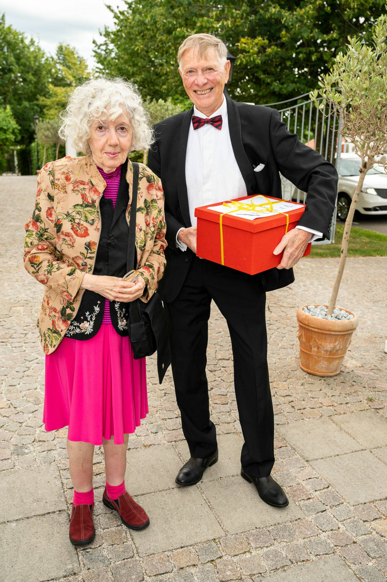 Anders Jarlskogs föräldrar Cecilia och Göran Jarlskog kom med spännande presentbox.
