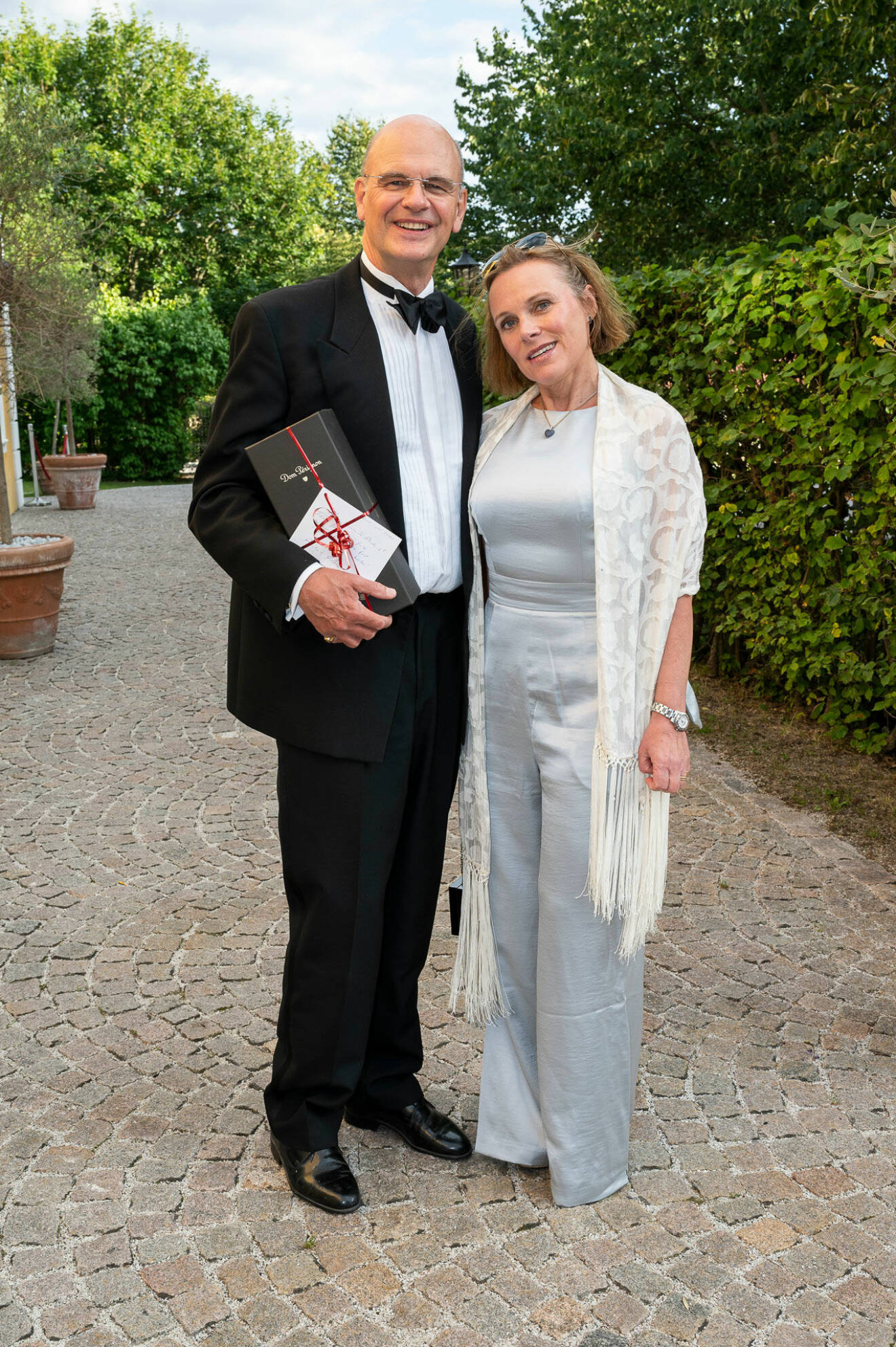 På strålande humör minglade makarna Fredrik och Paula Kuylenstierna.