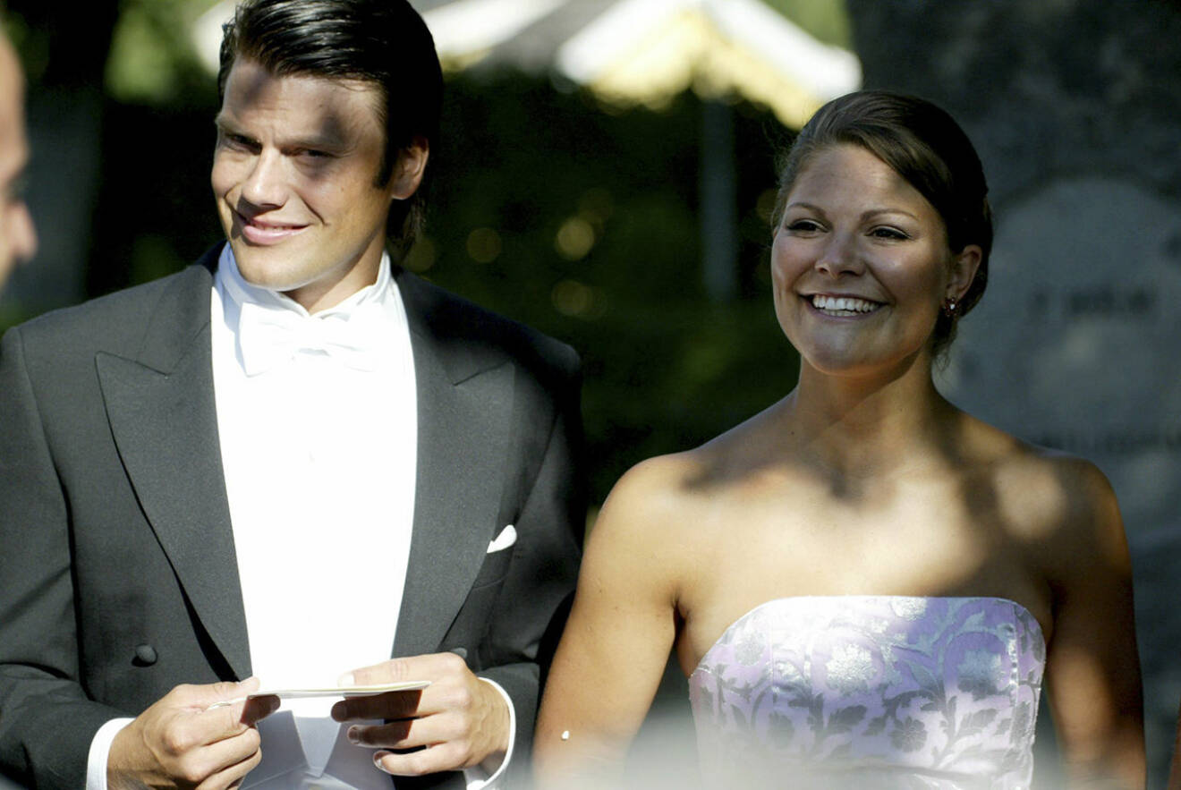 Victoria och Daniel dök upp tillsammans som bröllopsgäster 2003. 