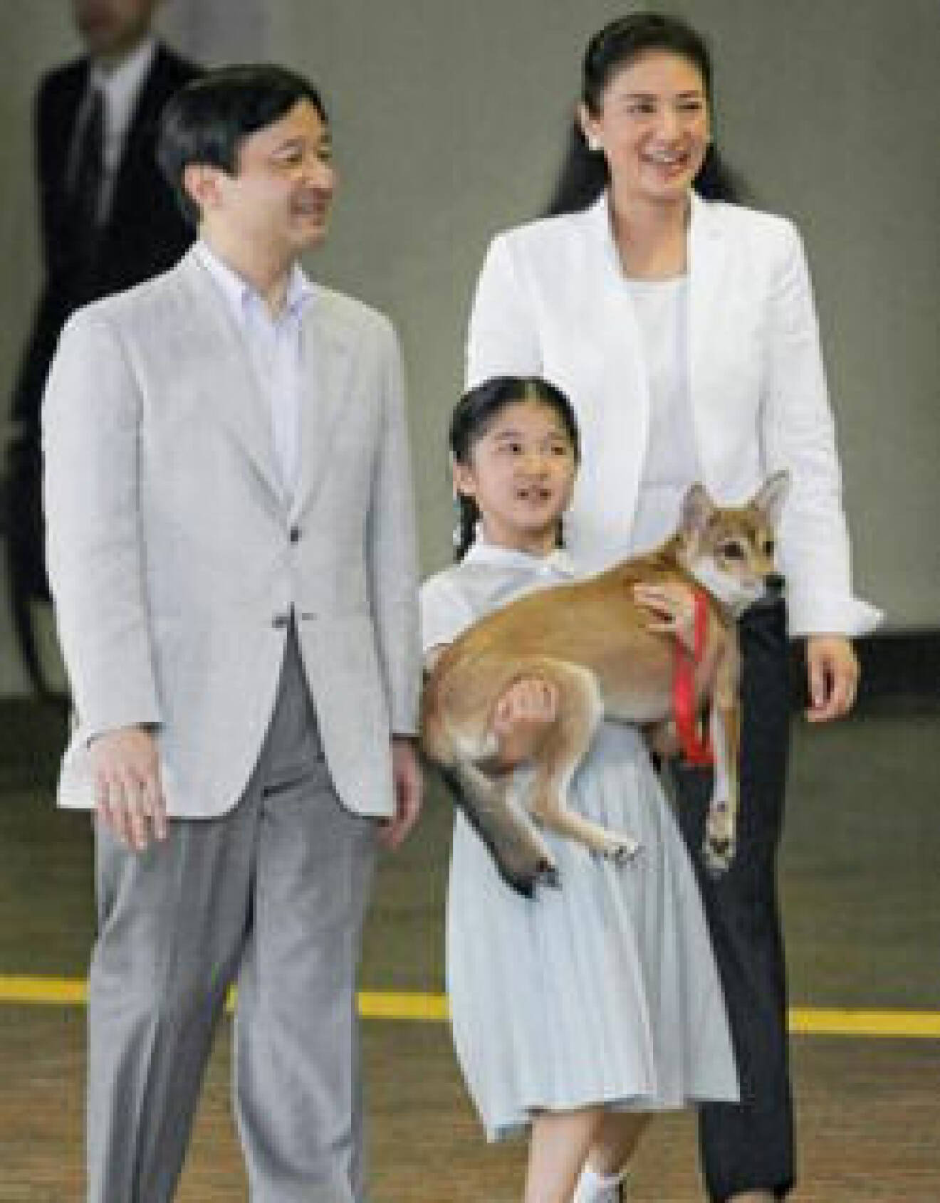 Prinsessan Aiko älskar verkligen sin hund.