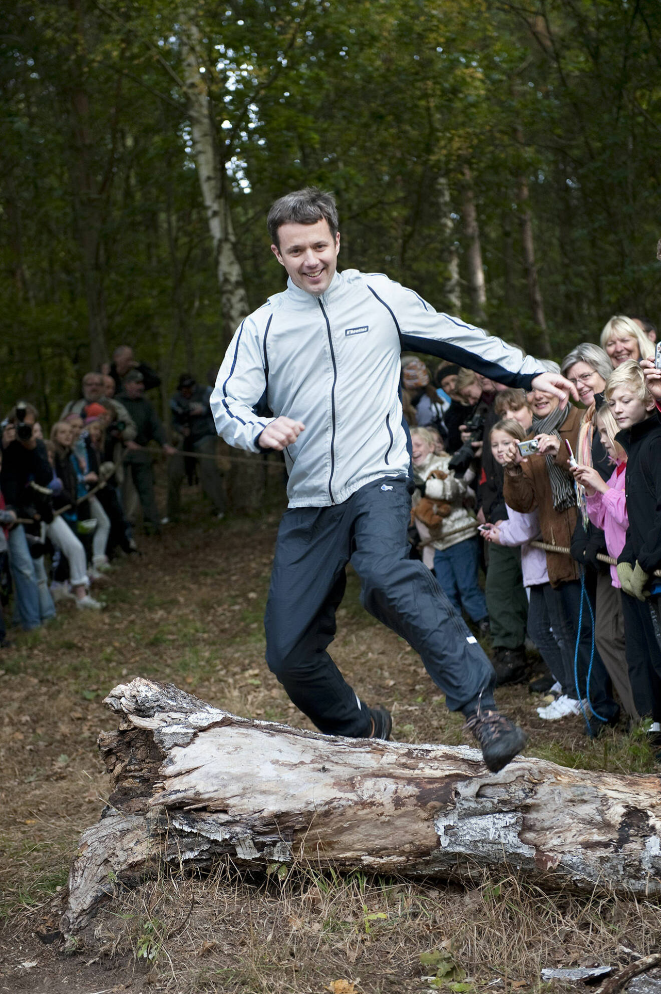 Kronprins Frederik hoppar i skogen med barnen. 