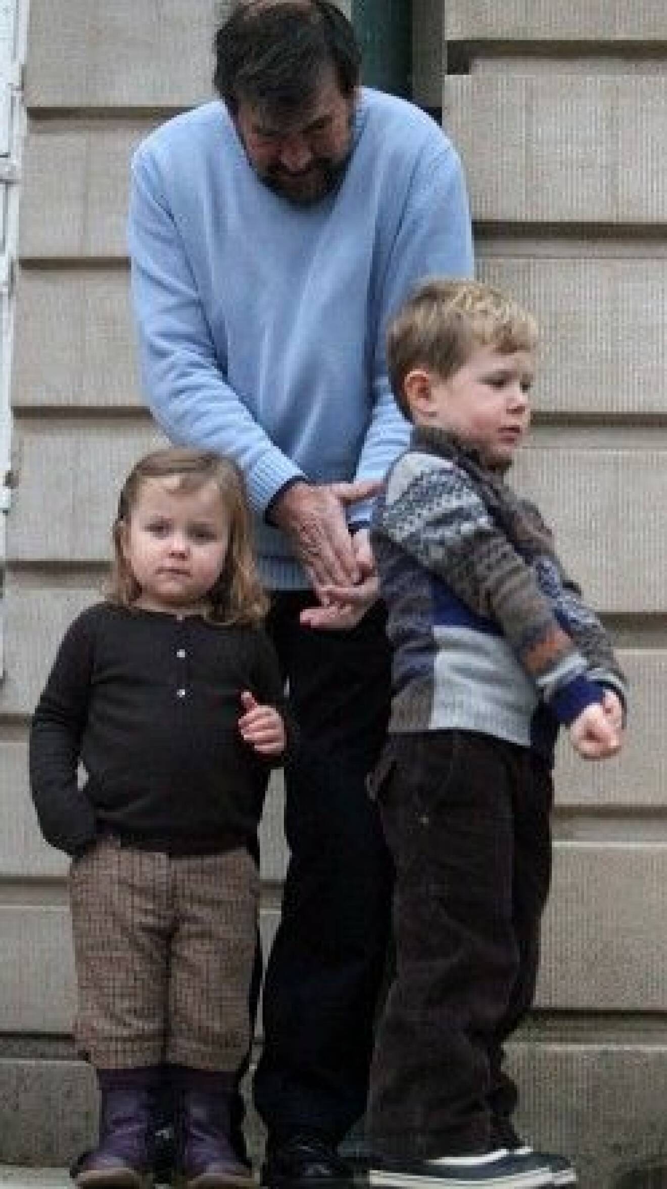 Morfar John Donaldson med barnbarnen prinsessan Isabella och prins Christian.