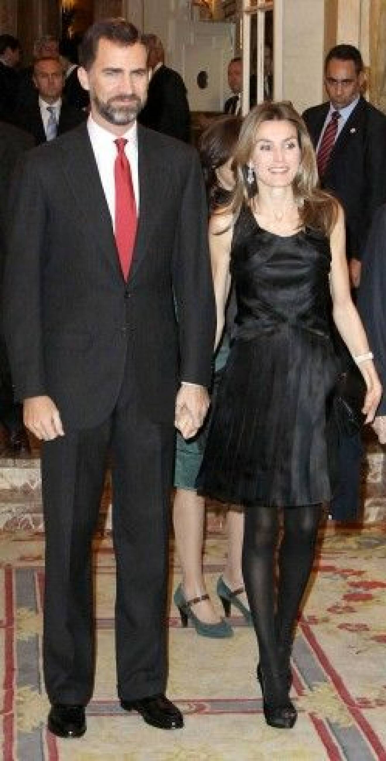 Kronprins Félipe och kronprinsessan Letizia matchade i svart på journalistprisets utdelning.