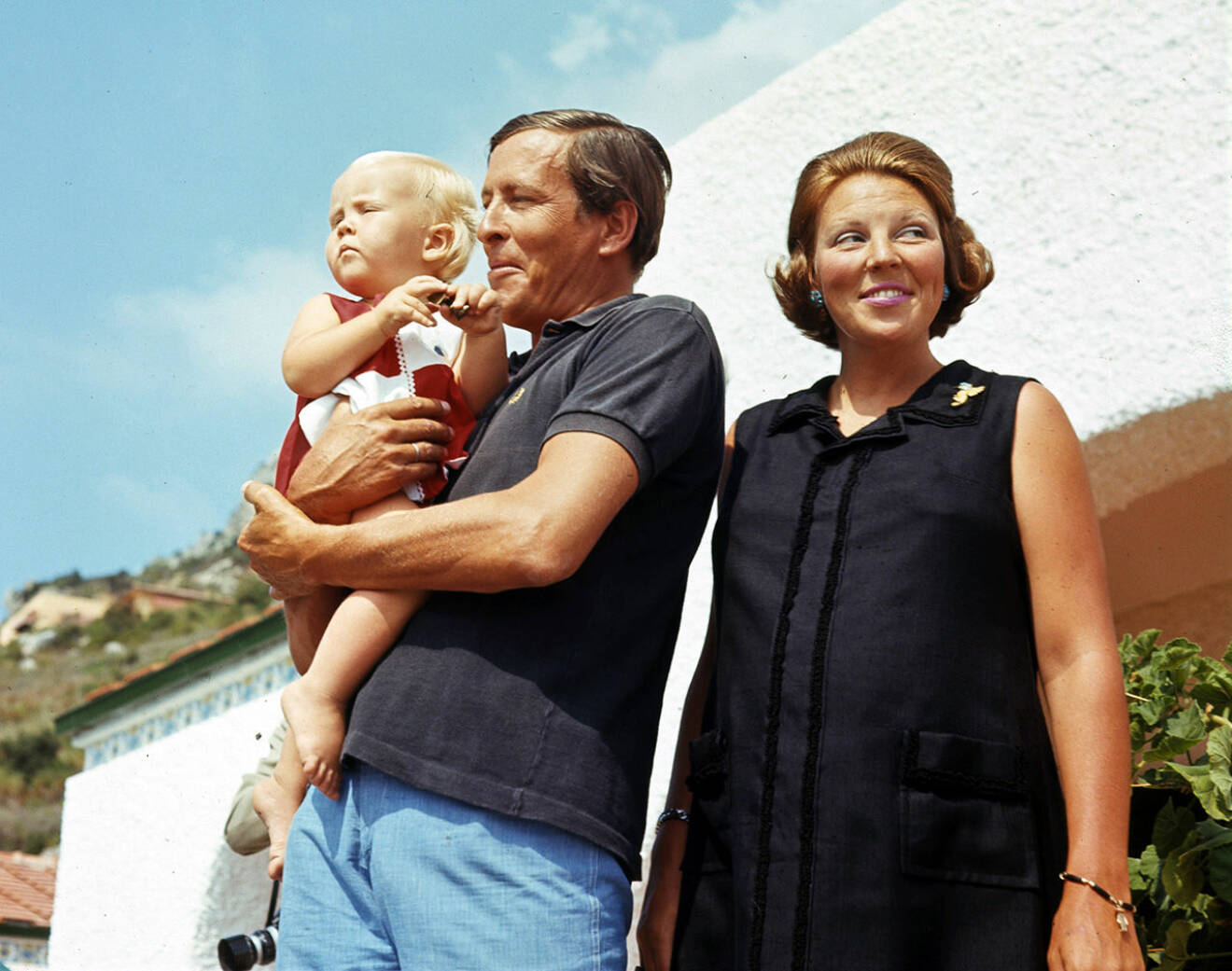 Drottning Beatrix tillsammans med sin man prins Claus von Amsberg med deras son prins Willem Alexander. 