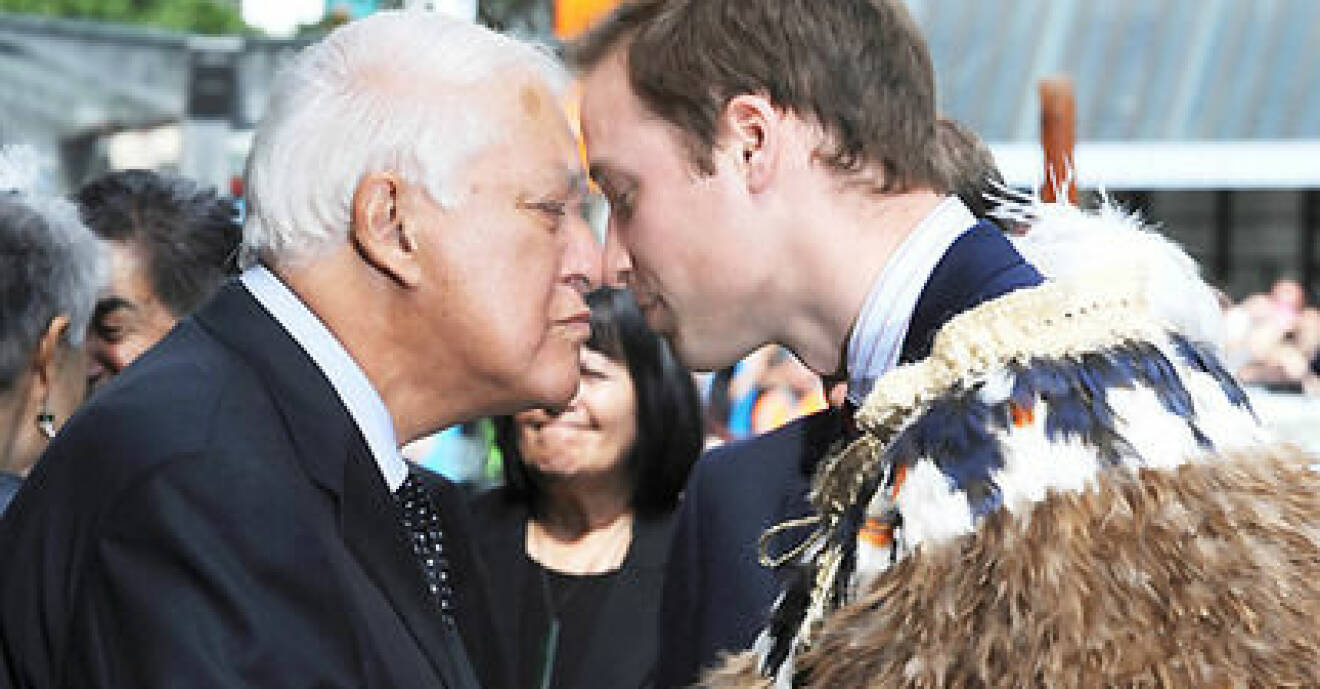 Prins William hälsar på rätt sätt i Nya Zeeland.