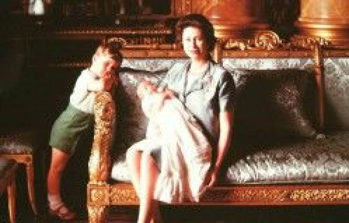 Prins Andrew i famnen på sin mor.