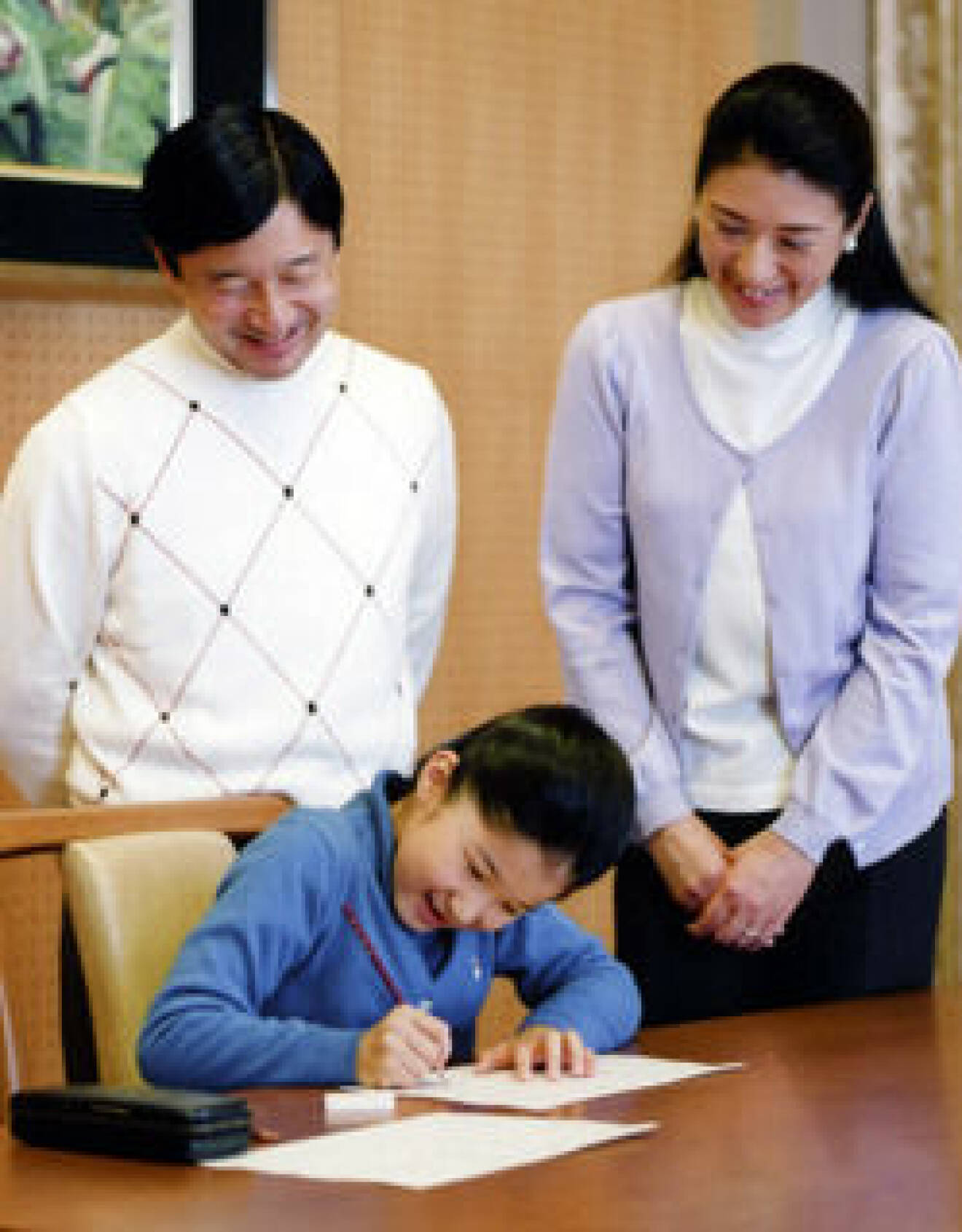 Prinsessan Aiko är nu tillbaka i skolan med stöd av sin mamma.