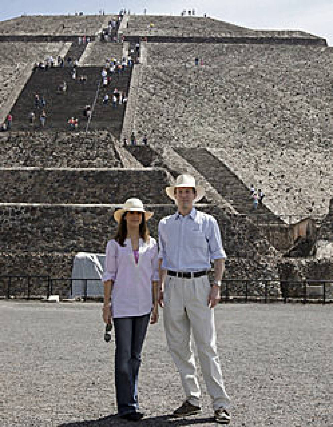 Prins Joachim och prinsessan Marie framför pyramiden.