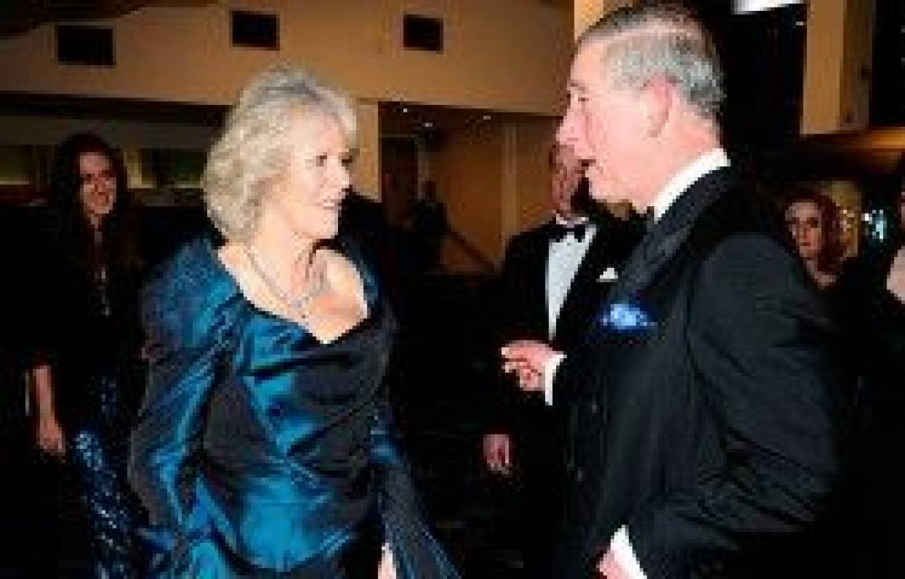 Prins Charles med sin Camilla på biopremiär.