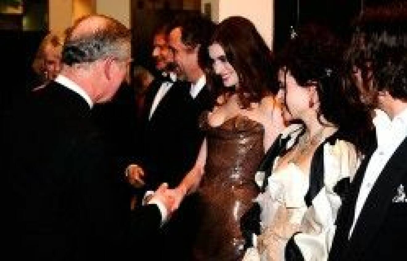 Prins Charles hälsar på skådespelarna.
