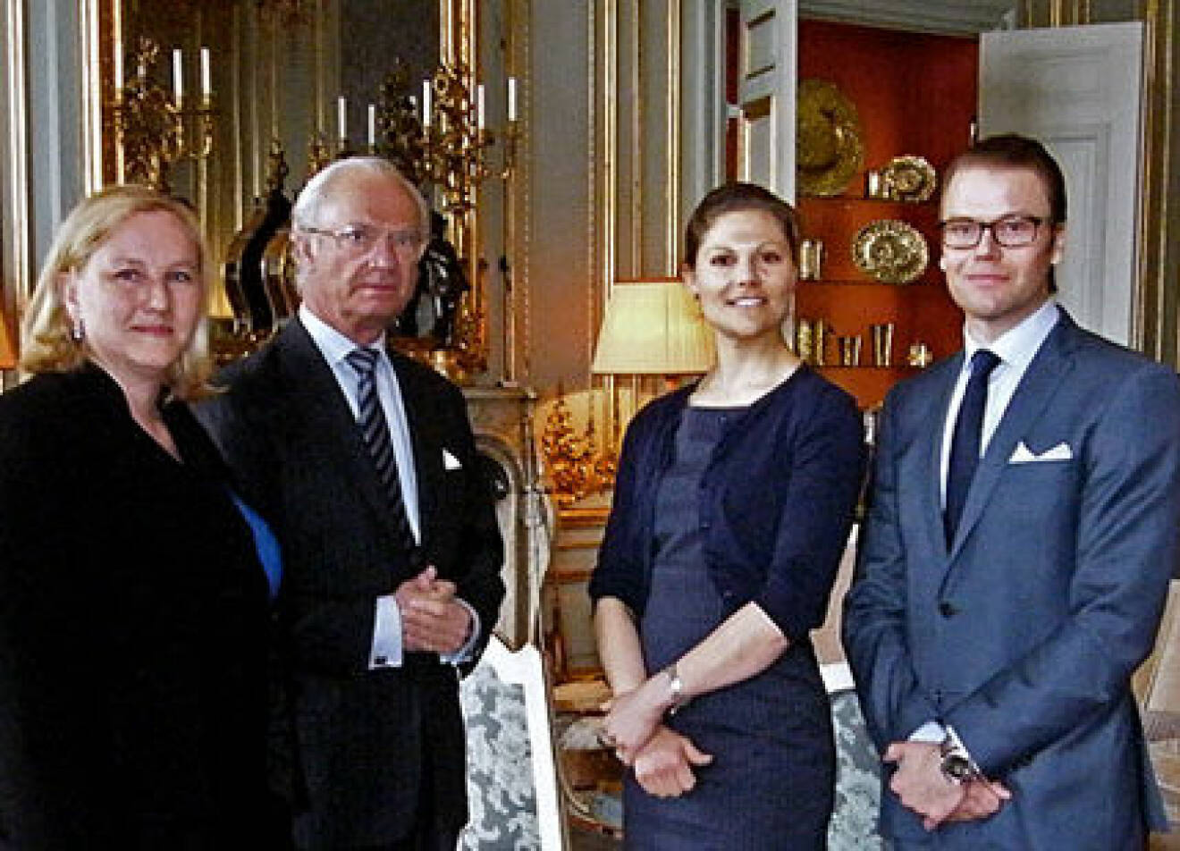 Kungen, kronprinsessan och Daniel Westling möter Ewa Björling.