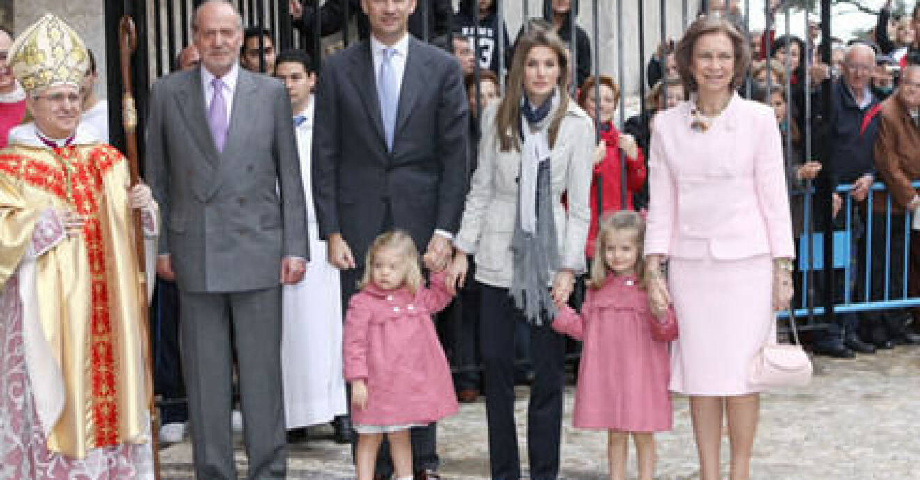 Kung Juan Carlos, drottning Sofia samt kronprins Felipe med familj.