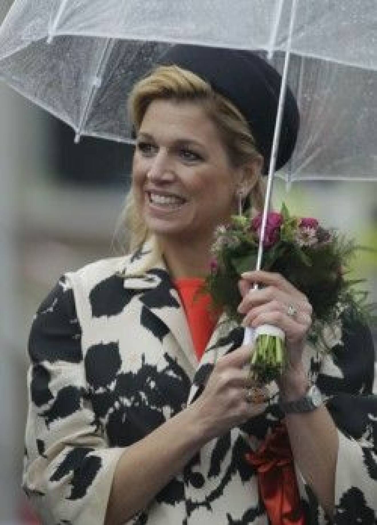 Kronrinsessan Máxima under paraplyet.