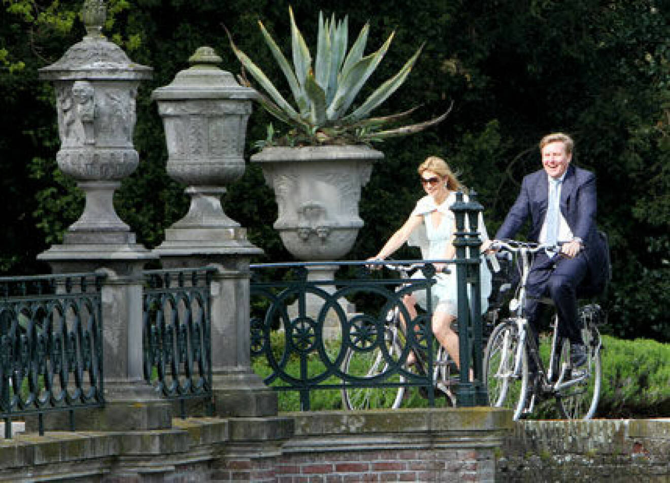 Kronprins Willem-Alexander och kronprinsessan Maxima på cykel.