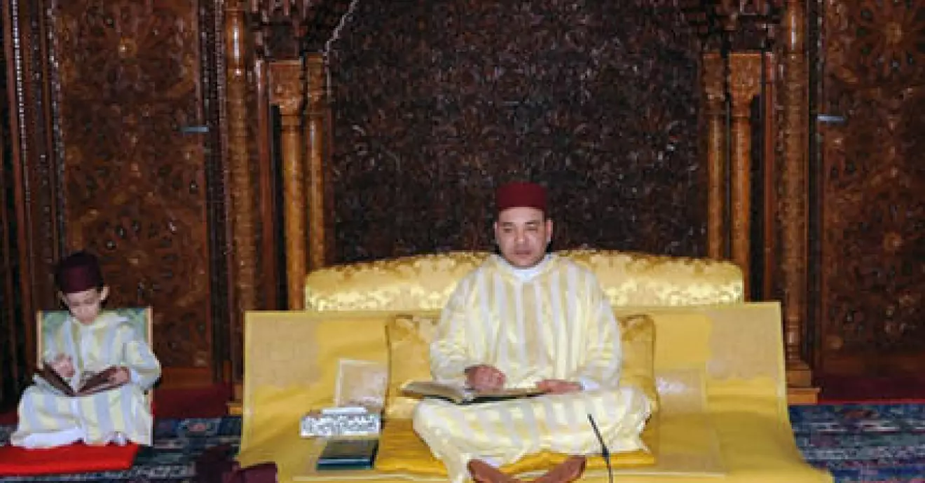Marockos kung Mohammed VI med sin son.