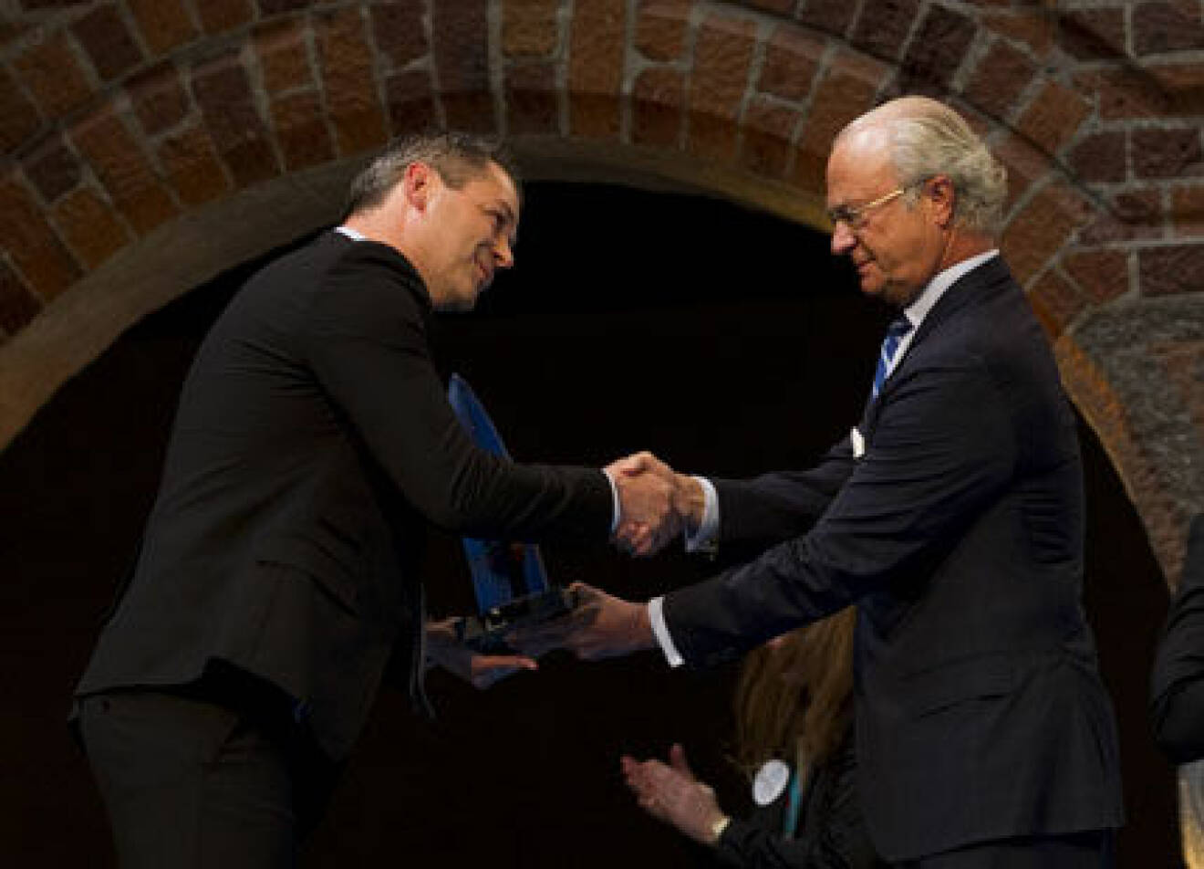 Kungen delar ut pris till Fredrik Hansson på Rotec.