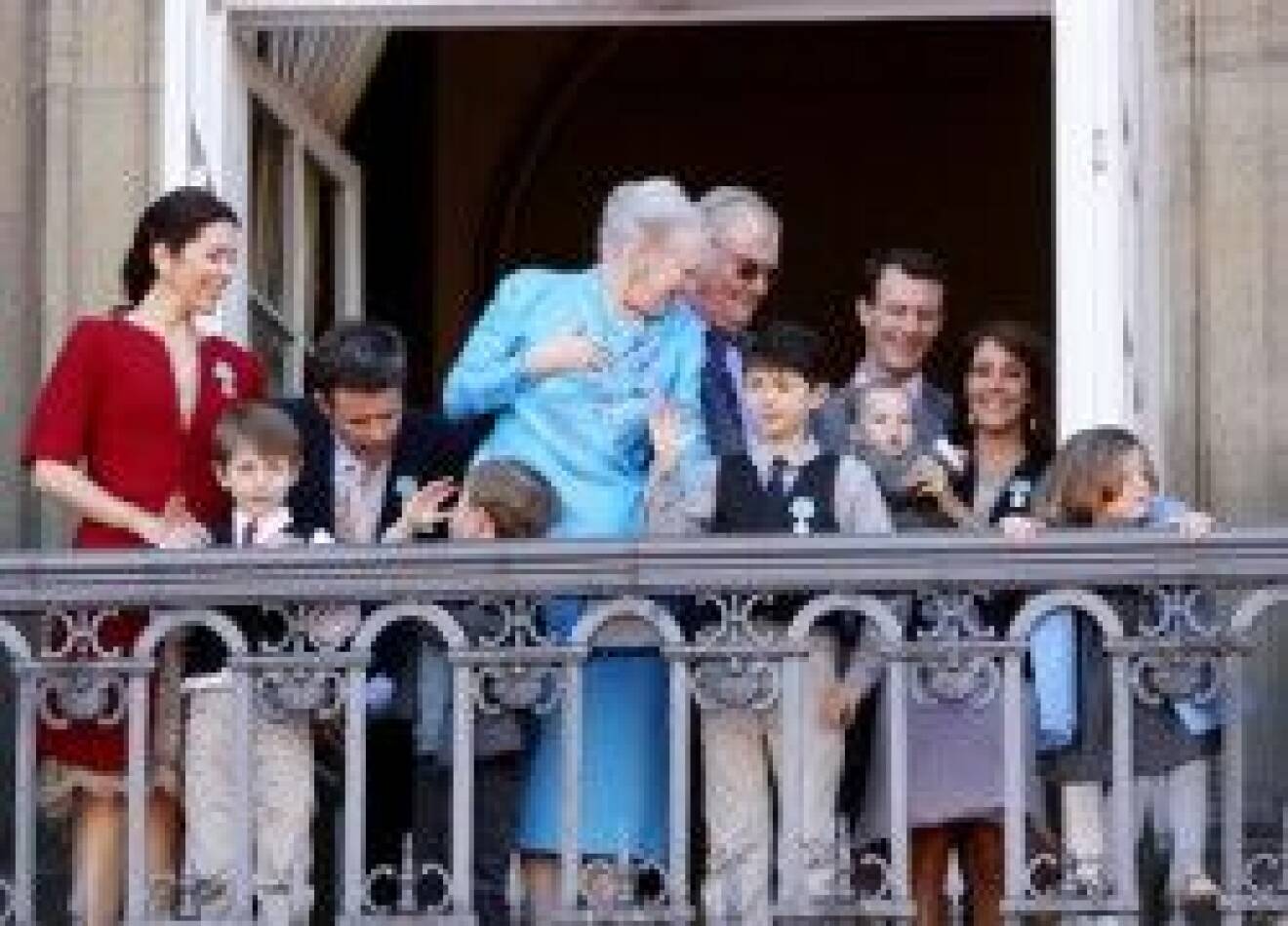 På balkongen med tjocka släkten på farmors födelsedag.