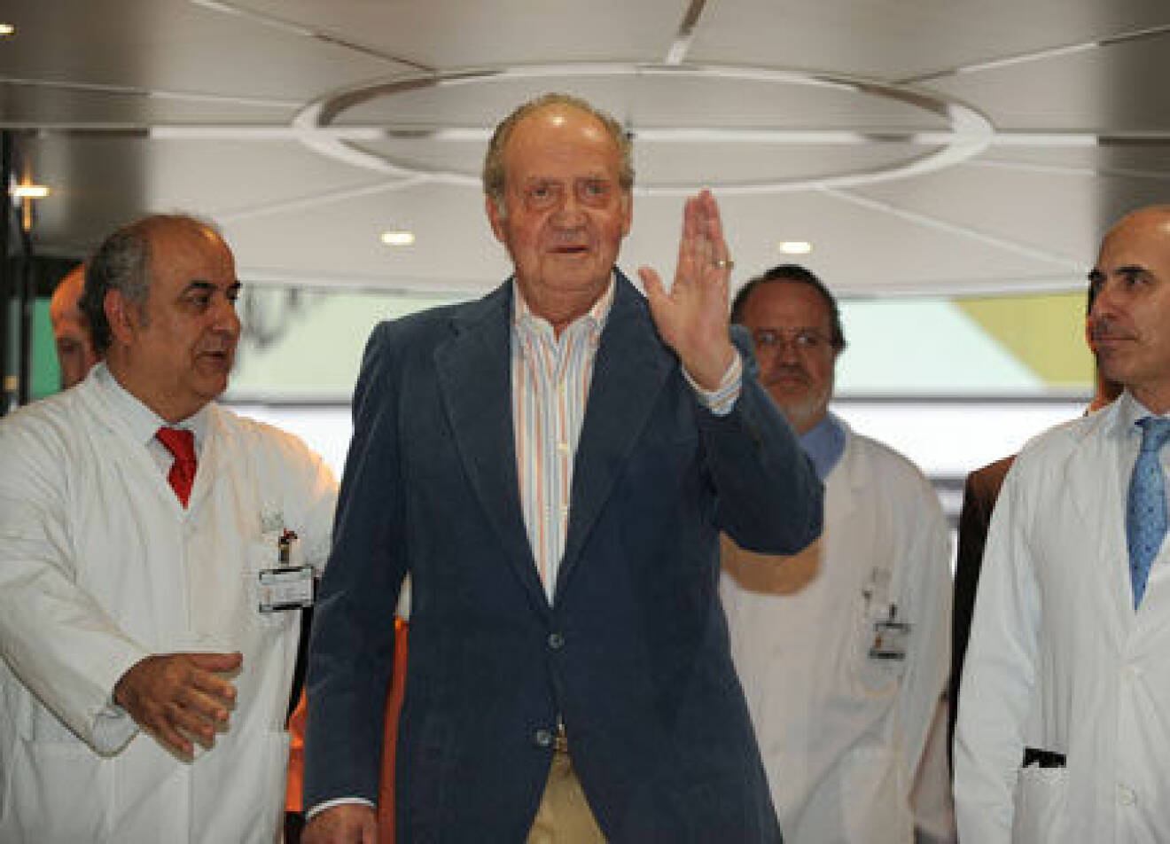 Kung Juan Carlos med läkarna som opererat honom.