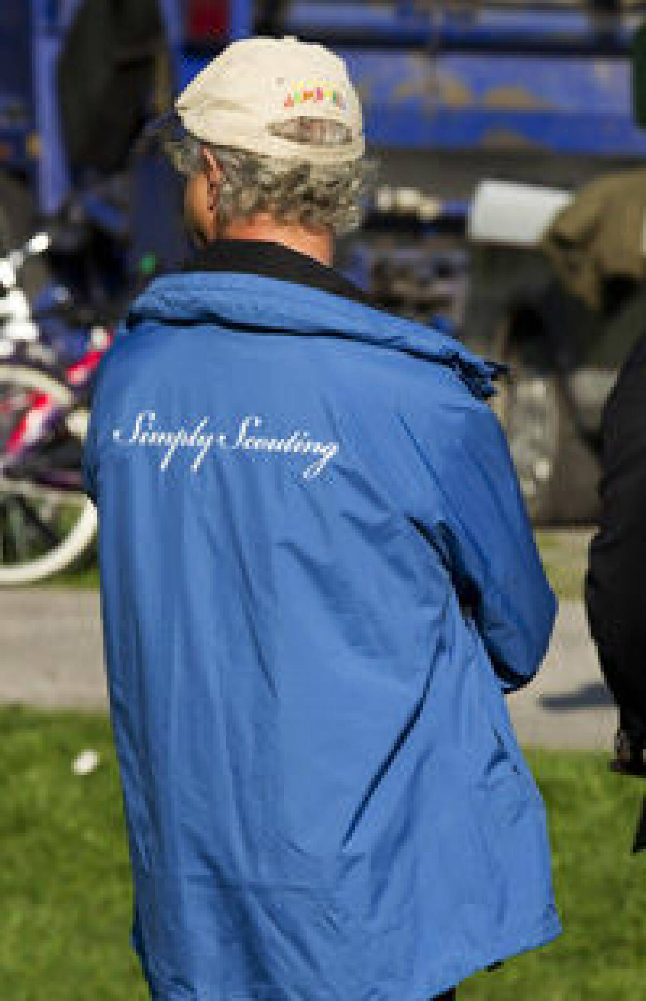 Kungen var sportigt klädd i en jacka med texten "Simply scouting".