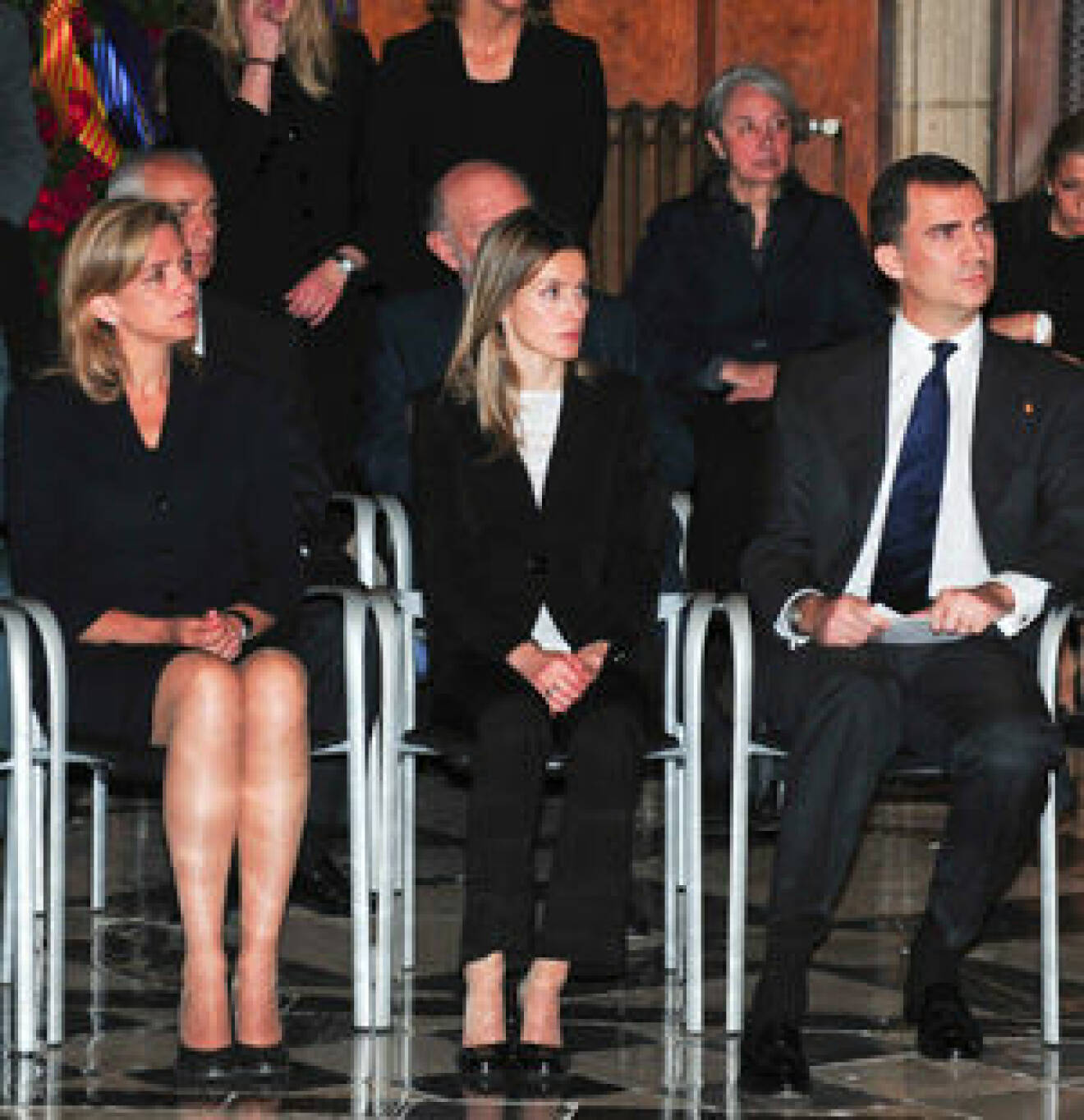 Prinsessorna Cristina och Letizia samt prins Felipe på begravning. Inaki Urdangarin saknades.