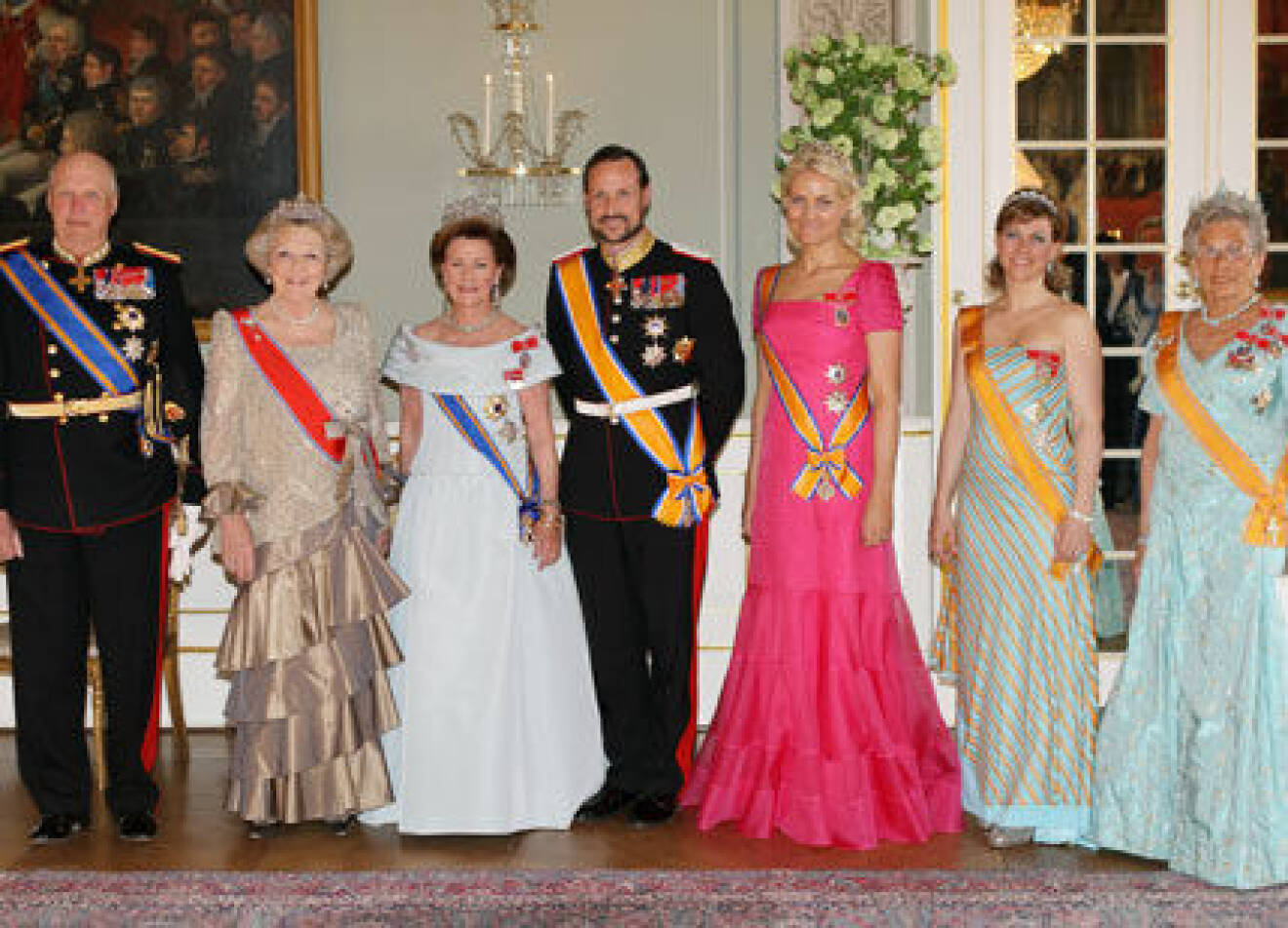 Kung Harald, drottning Beatrix, drottning Sonja, kronprins Haakon, kronprinsessan Mette-Marit, prinsessan Märtha Louise och prinsessan Ragnhild.