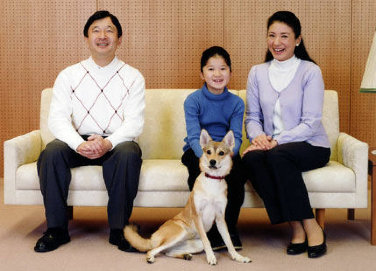 Kronprins Naruhito, kronprinsessan Masako och prinsessan Aiko med hund.