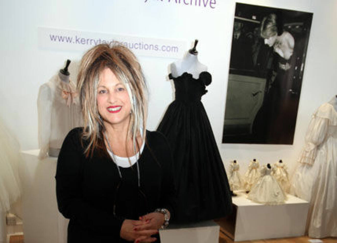 Designern Elizabeth Emanuel framför prinsessan Dianas klänning.