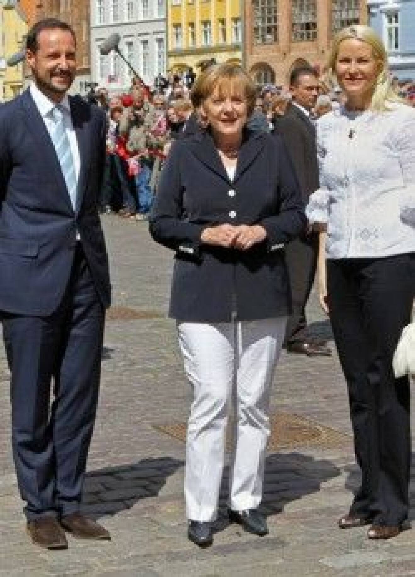 Angela Merkel med det norska kronprinsparet.