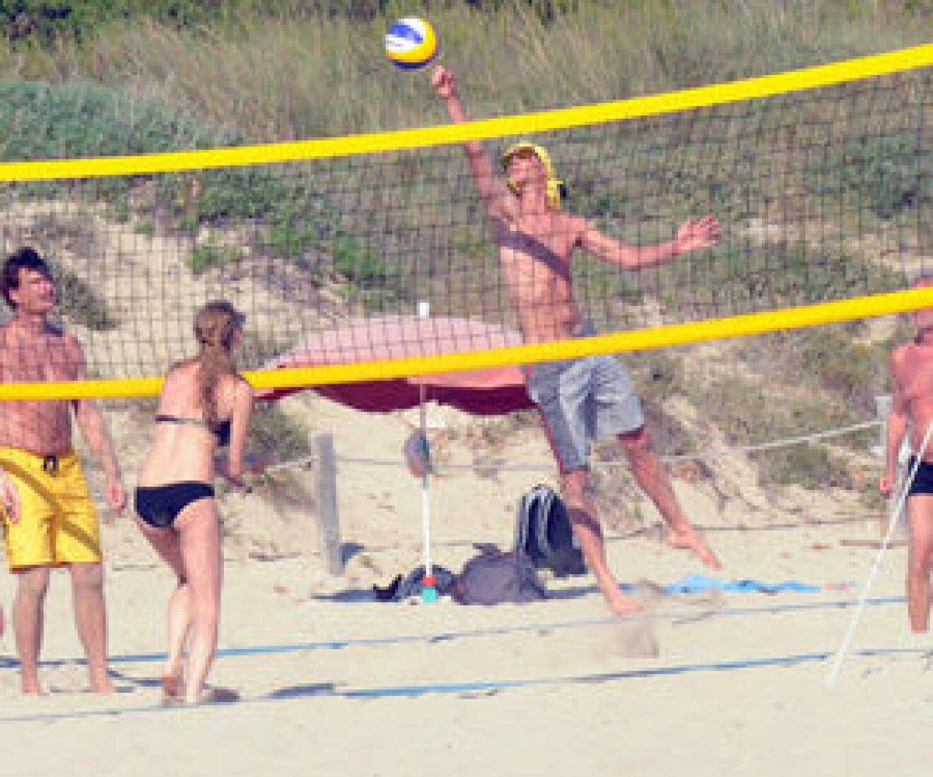 Pierre Casiraghi spelar volleyboll på stranden. 