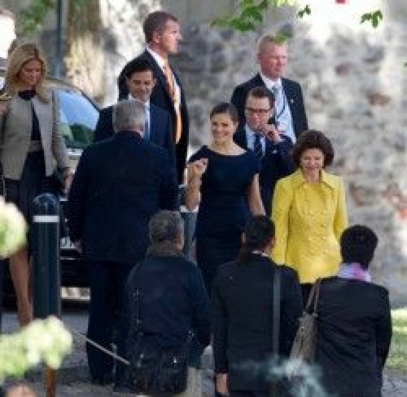 Drottning Silvia i gul jacka tillsammans med Victoria, Daniel, Carl Philip och Madeleine.