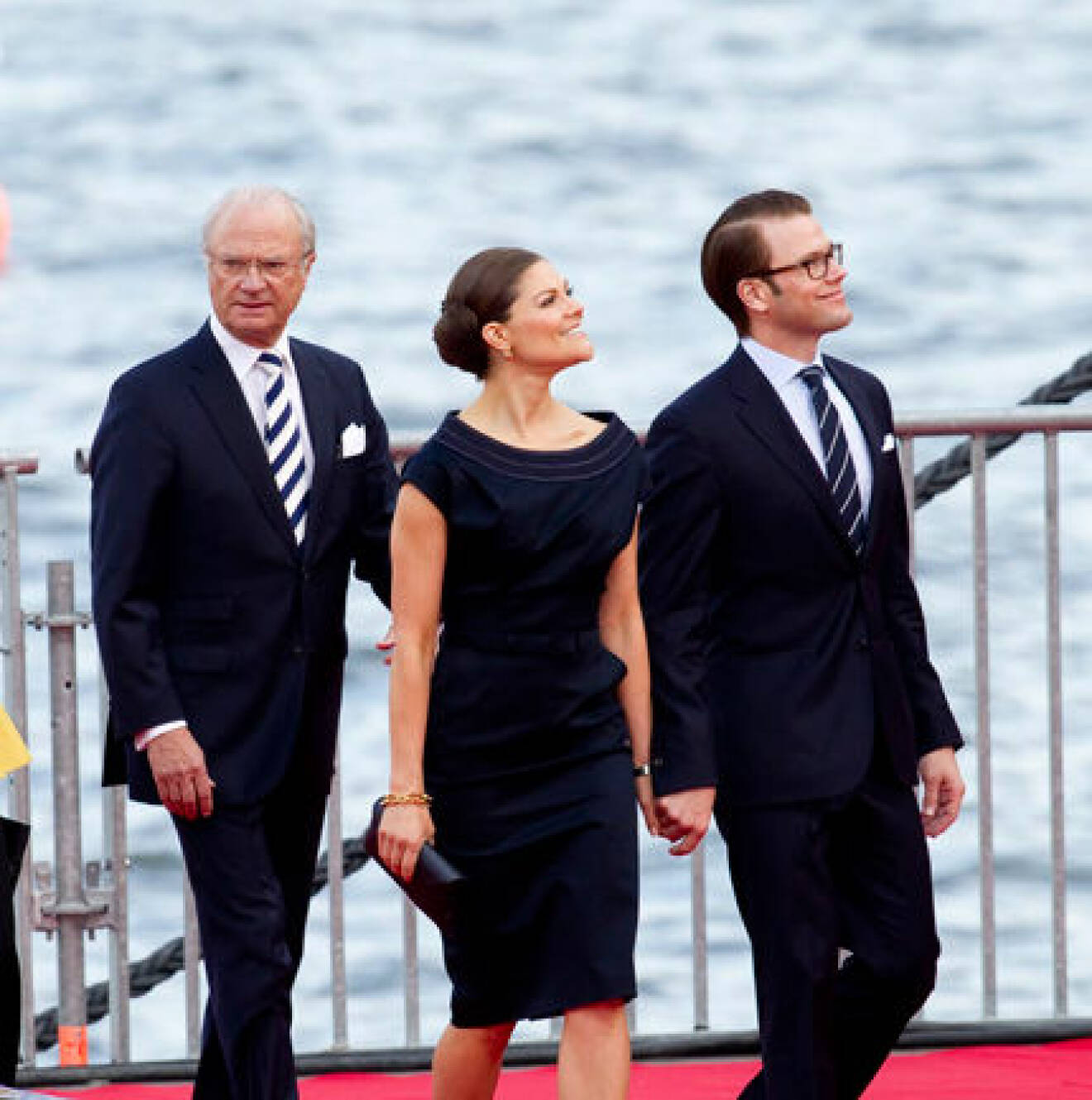 Kung Carl Gustaf såg fram emot kvällen tillsammans med kronprinsessan Victoria och Daniel Westling.