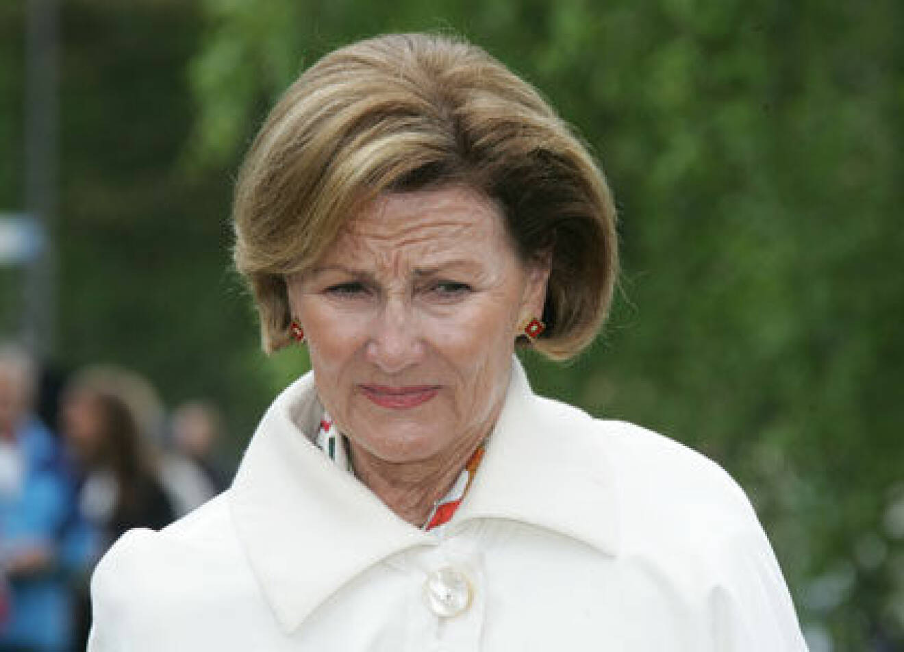 Drottning Sonja i vit kappa