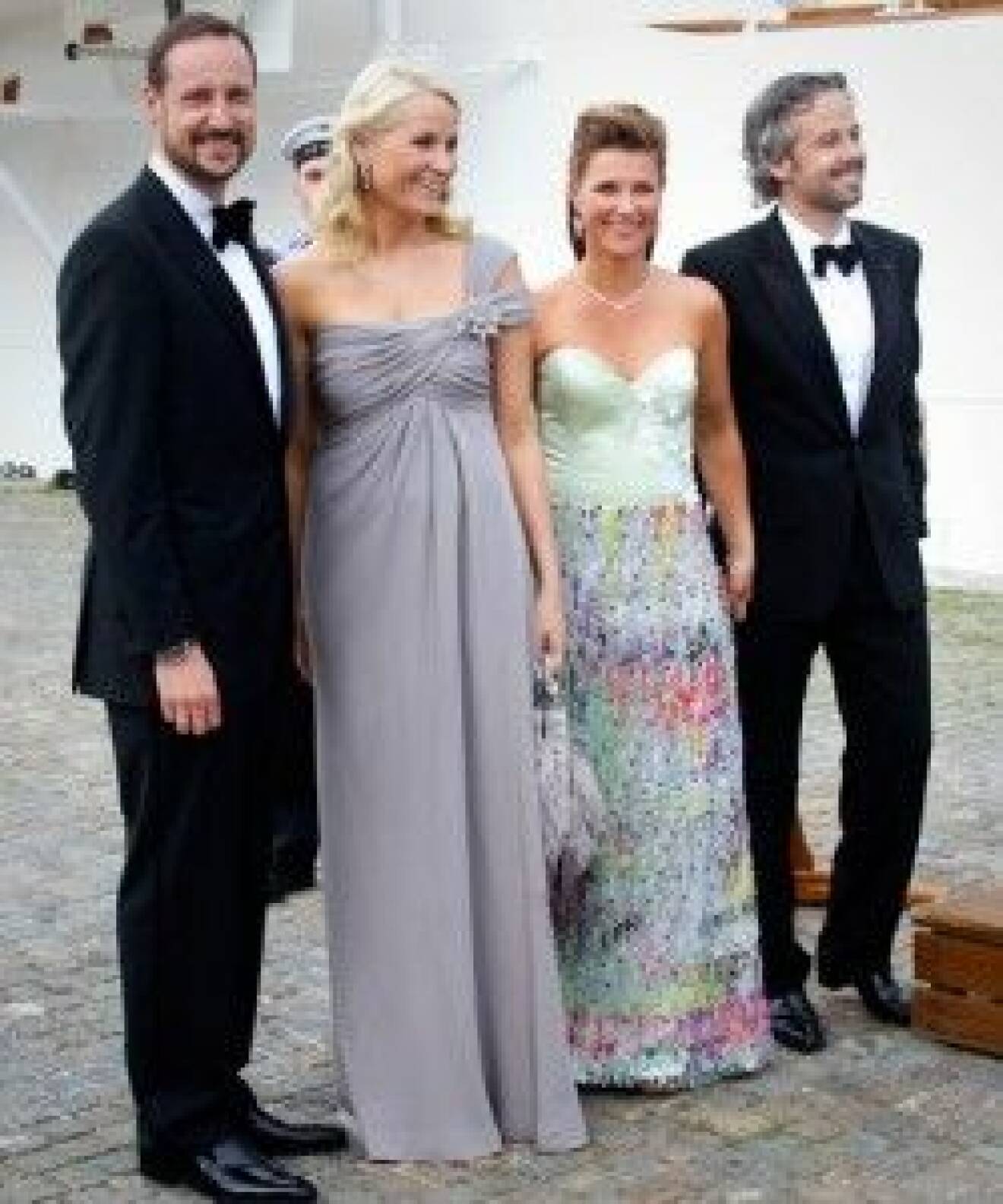 Haakon, Mette-Marit, Märtha Louise och Ari gjorde succé med sitt spex.