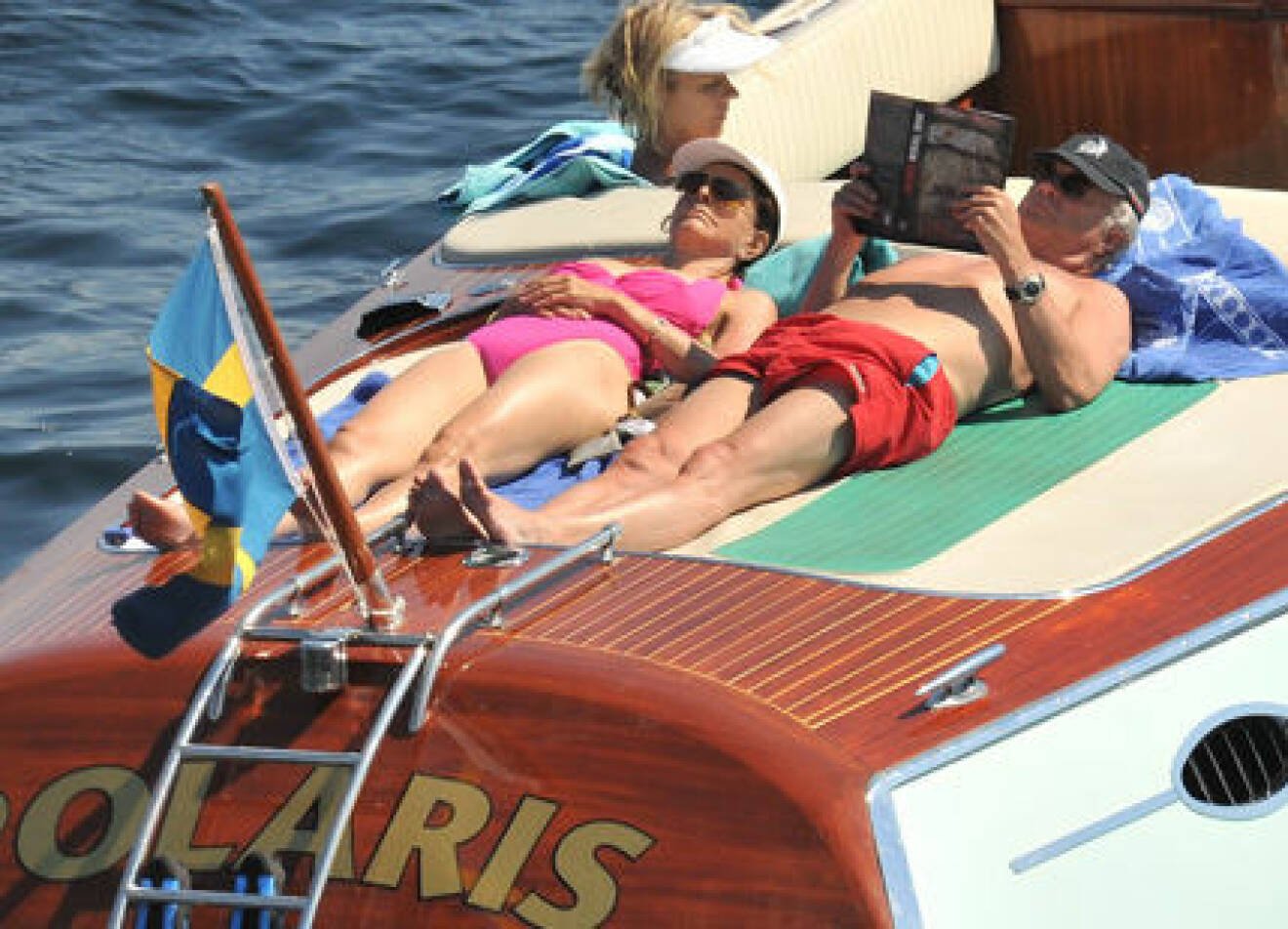 Kung Carl Gustaf och drottning Silvia är på båtsemester.