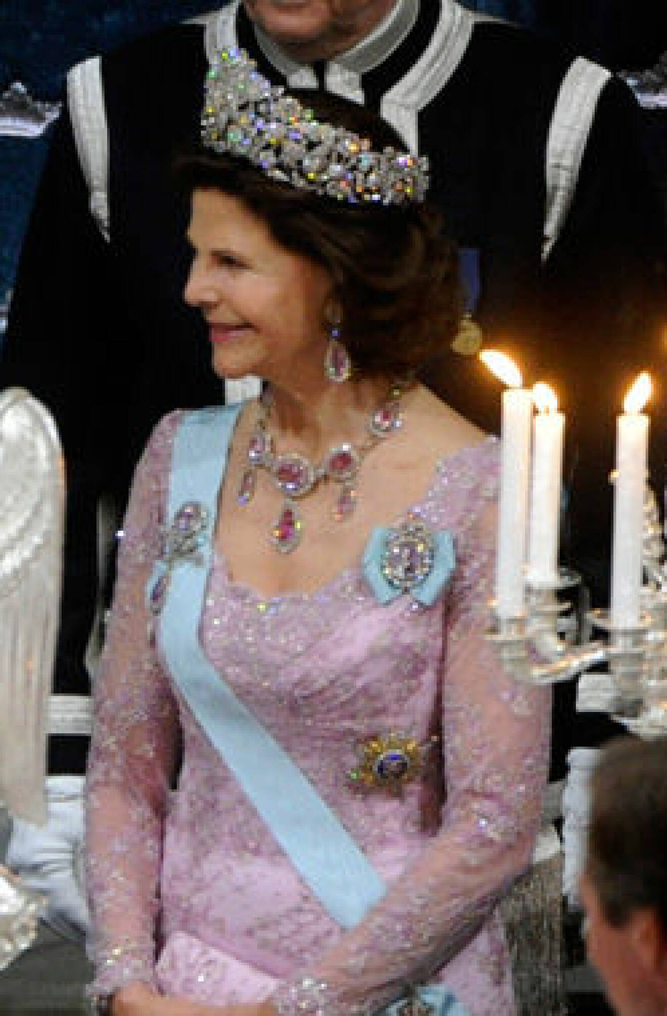 Drottning Silvia fick en rosa ros av kungen, det är ju även deras bröllopsdag.