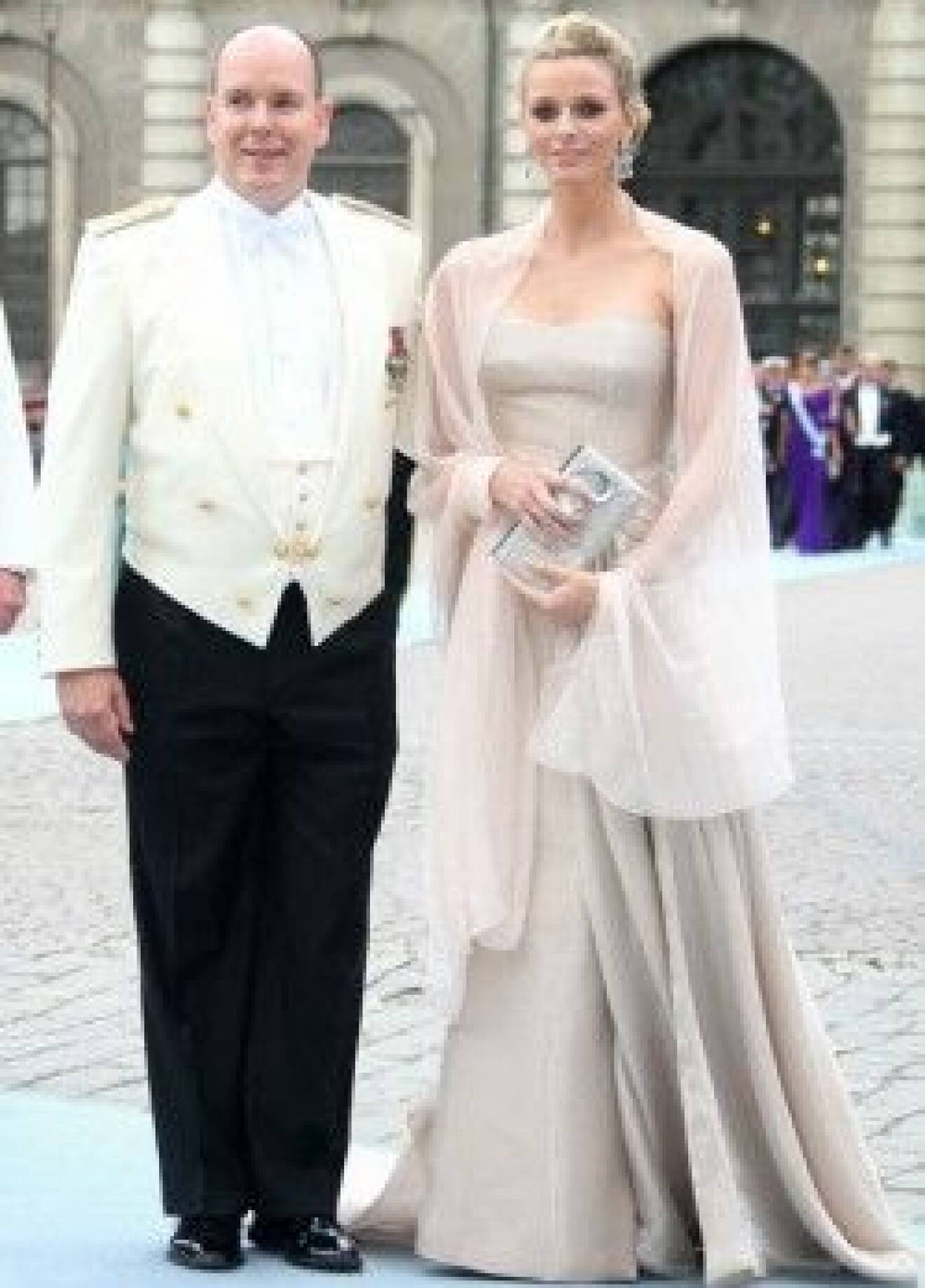 Furst Albert och Charlene på kronprinsessan Victorias bröllop.