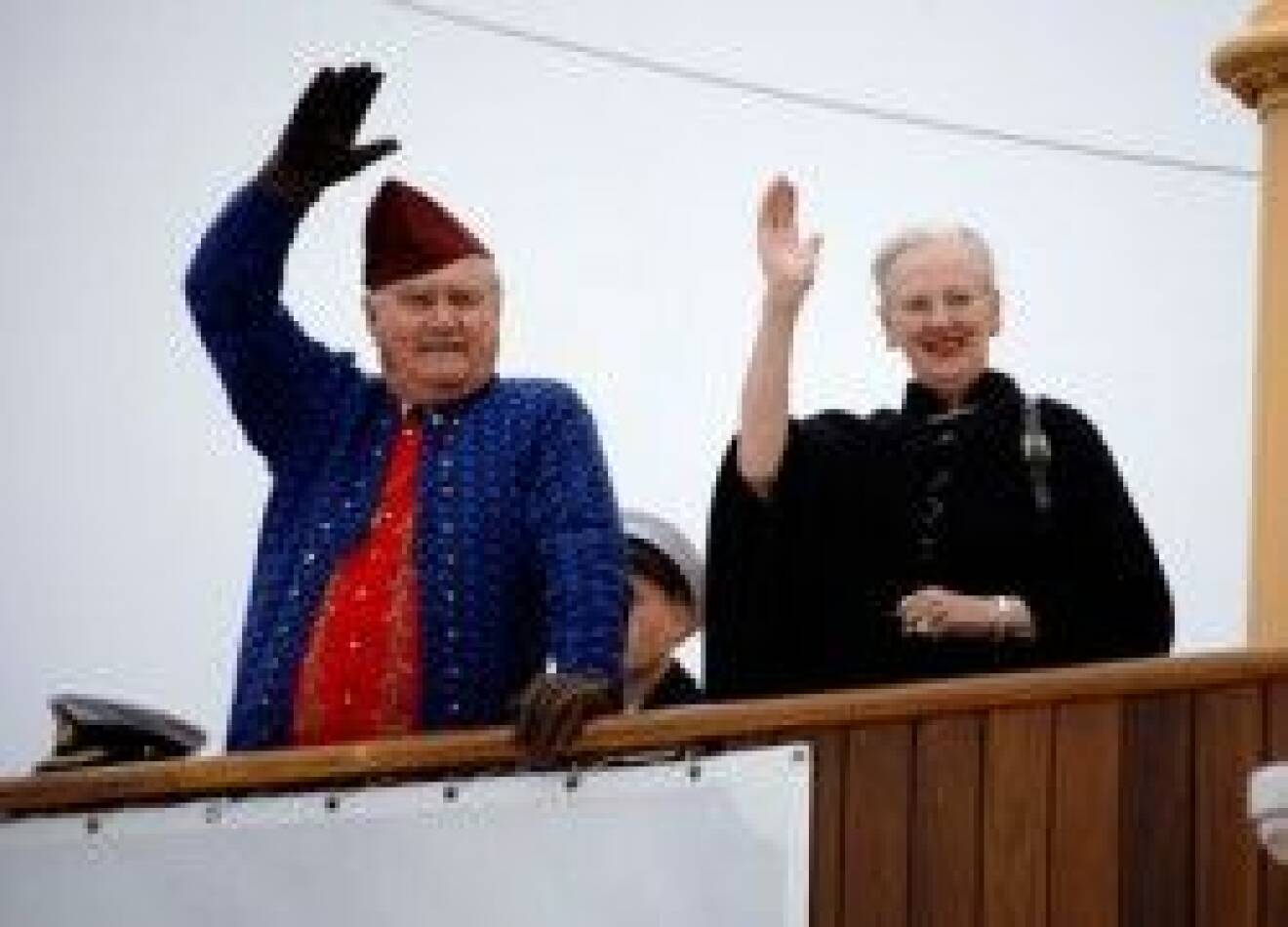 Drottning Margrethe och prins Henrik ankommer till Färöarna.