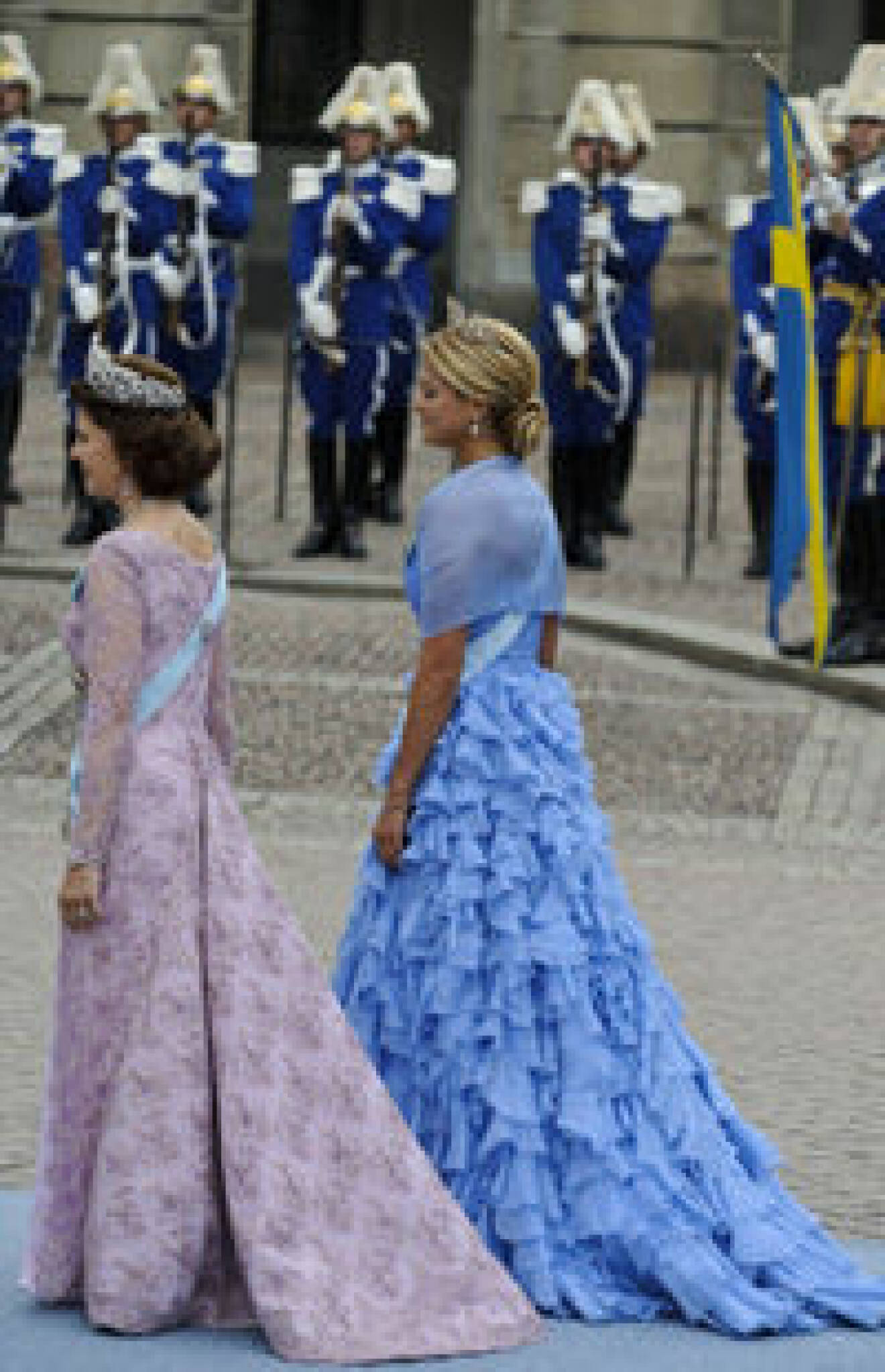 Silvia och Madeleine i sina vackra klänningar.
