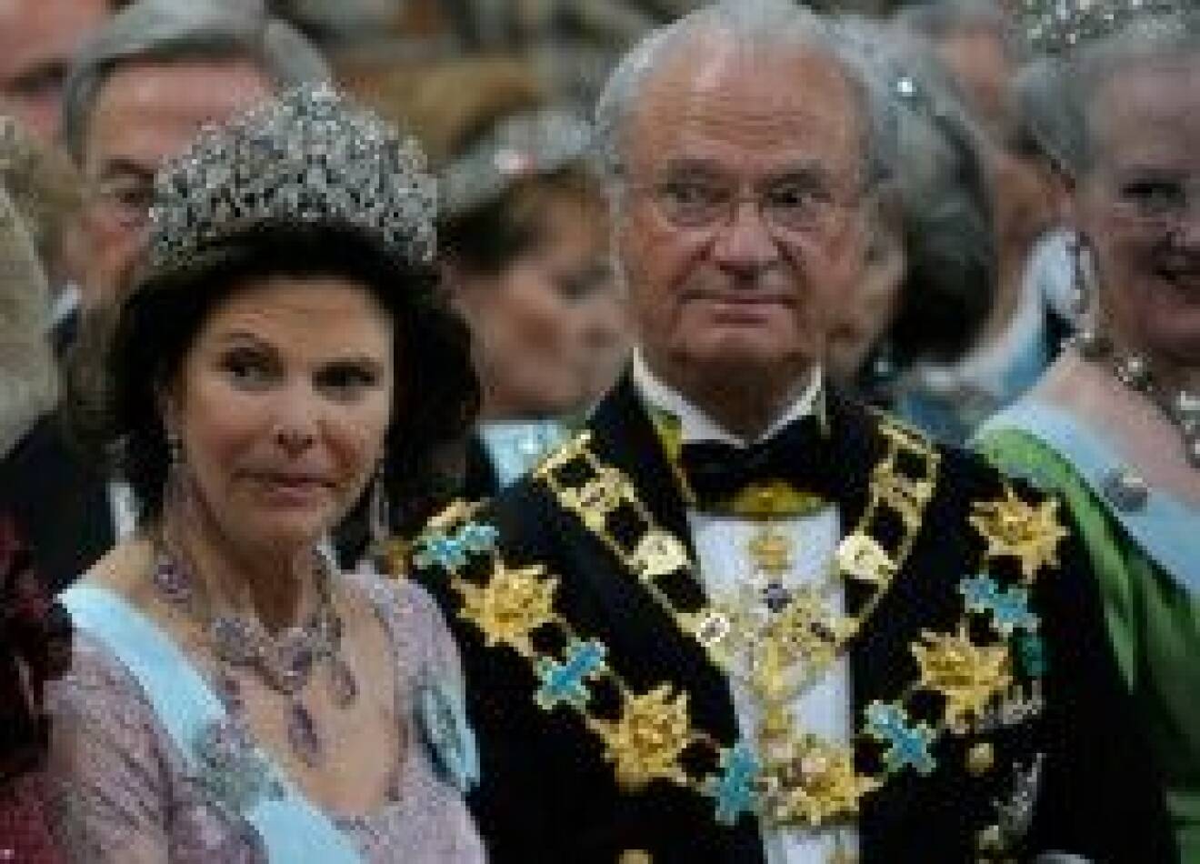 Drottningen med det brasilianska diademet och kungen ikädd ordnar.