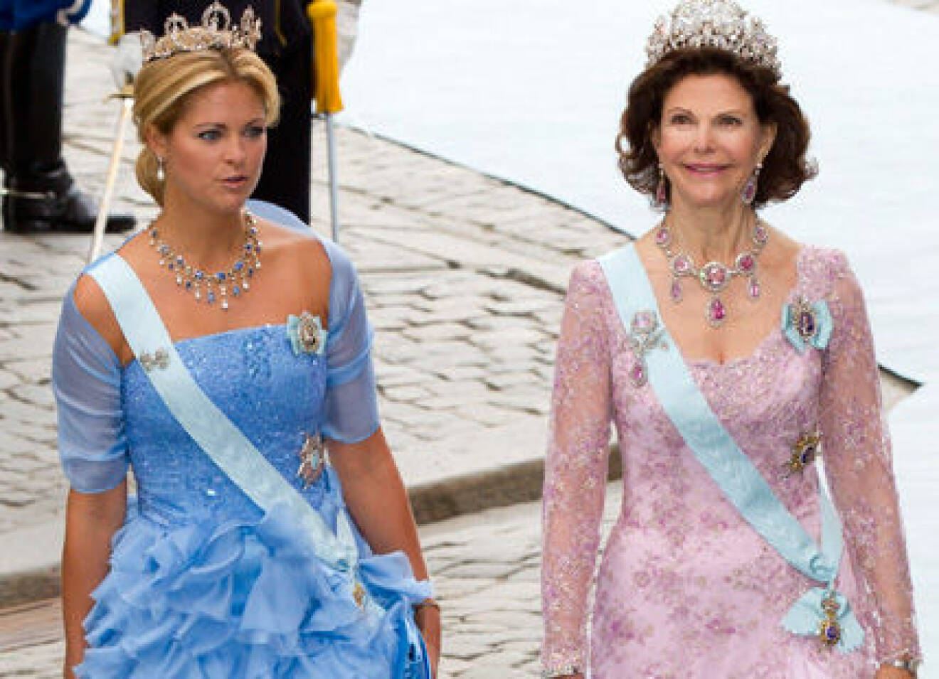 Prinsessan Madeleine och drottning Silvia lämnade slottet fem på morgonen.