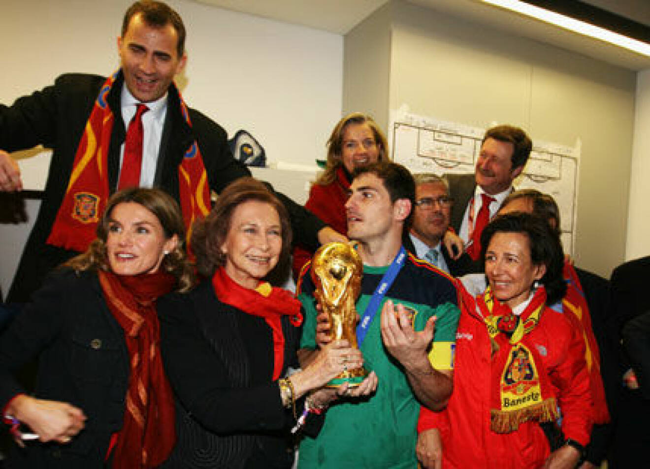 Drottning Sofia, samt det spanska kronprinsparet gratulerar landslaget.