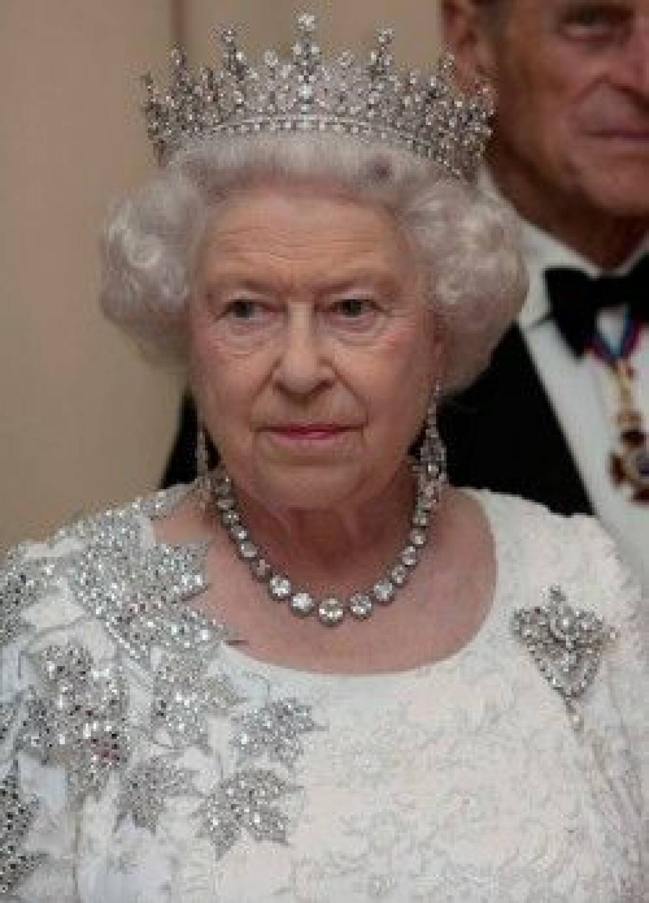 Elizabeth med sina glittriga applikationer och ljuvliga juveler.