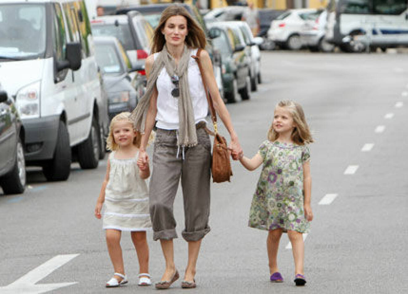 Kronprinsessan Letizia med sina bägge döttrar.