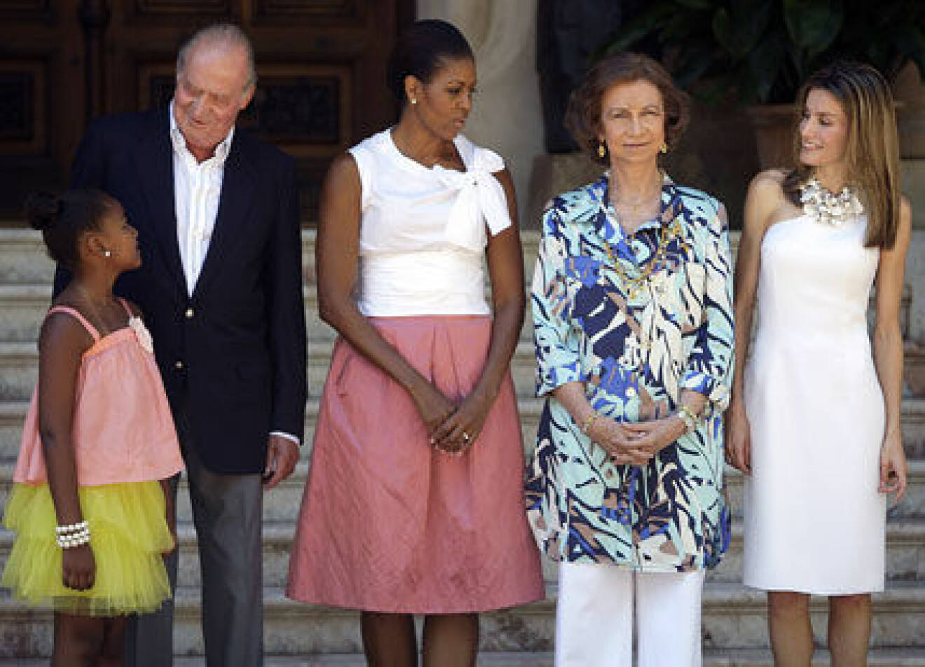 Kung Juan Carlos med familj tog emot Michelle Obama med sin dotter.