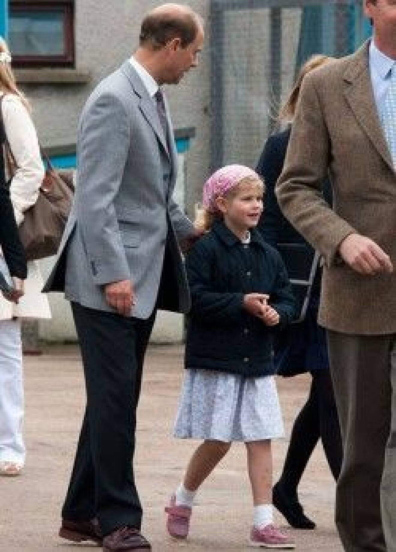 Prins Edward med sin dotter Louise.