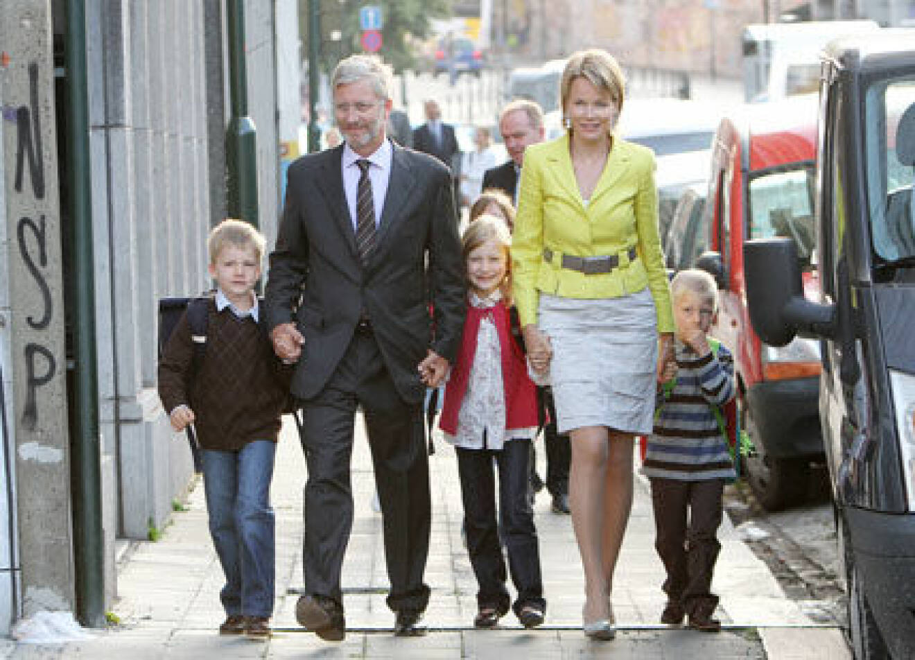 Det belgiska kronprinsparet på väg till skolan med barnen.