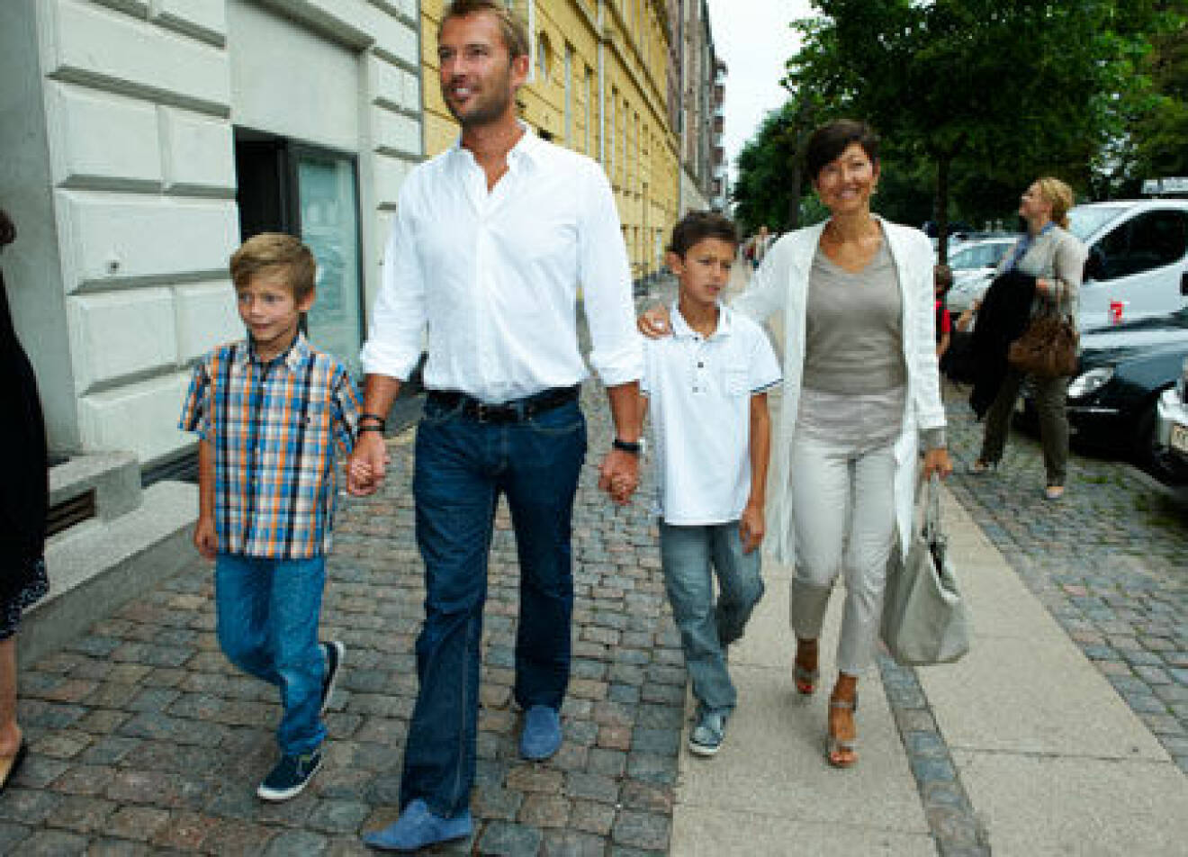 Alexandra med sina söner och make på väg till skolan.