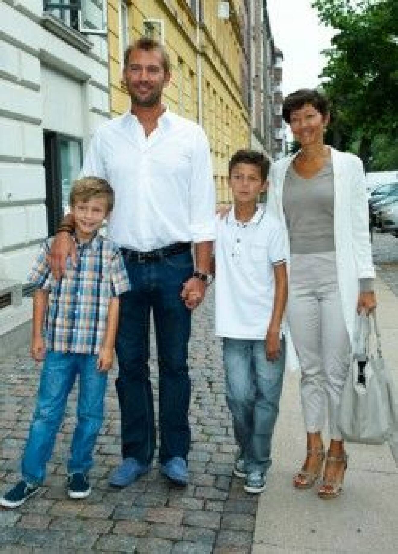 Prinsarna Felix och Nikolai med mamma och bonuspappa.
