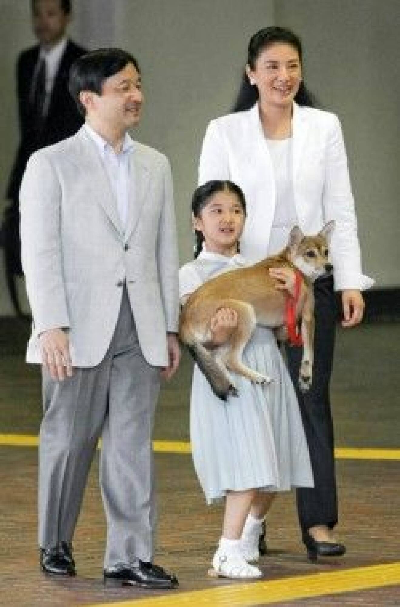 Prinsessan Aiko med pappa kronprins Naruhito, mamma kronprinsessan Masako och ögonstenen hunden Yuri.